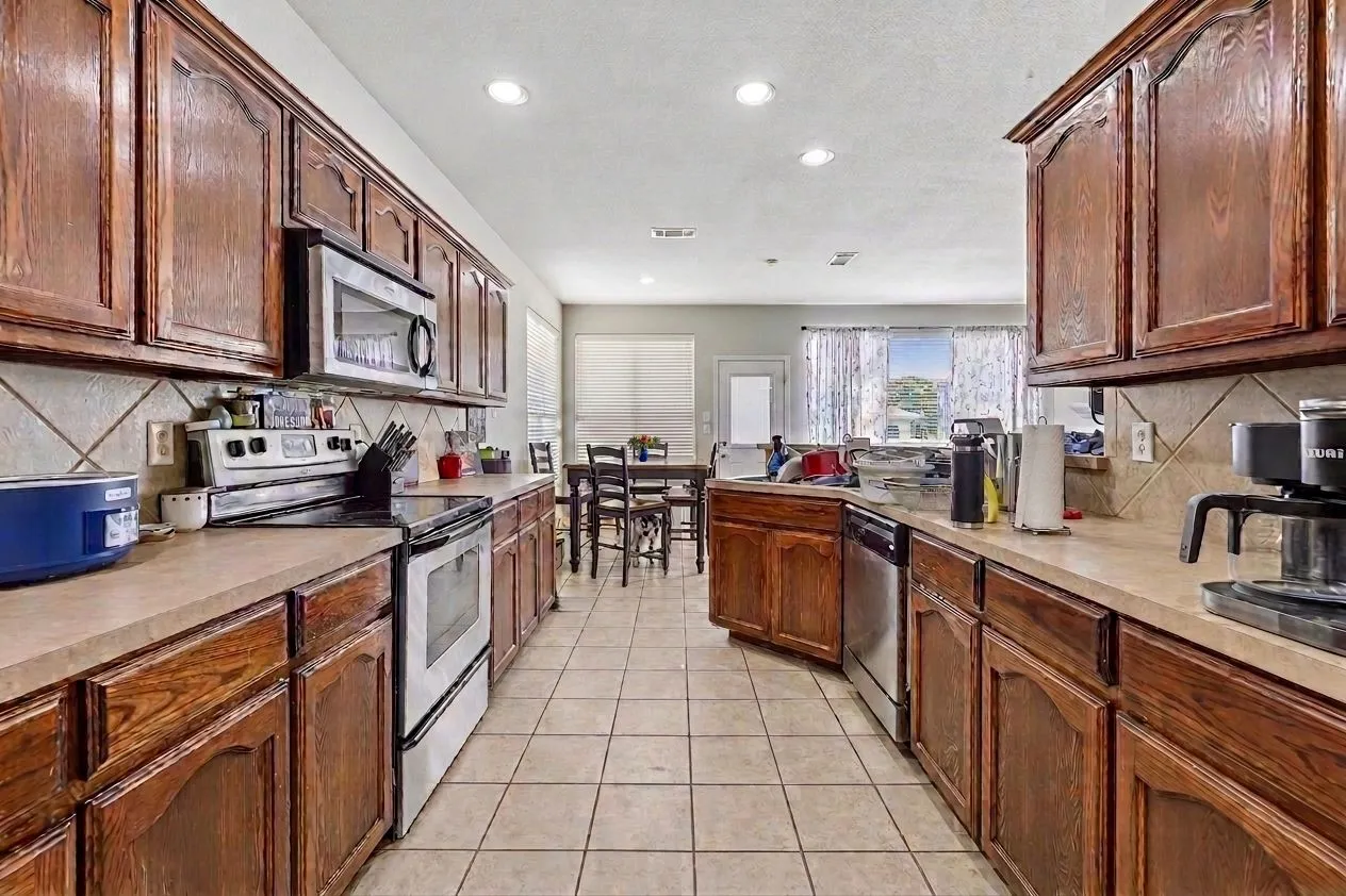 Single Family Residence For Sale in Johnson County , 1129 Mourning Dove Drive, Burleson, Texas 76028, 4 Bedroom, 3 Bathroom, 2 Garage spaces, 2,532 Sqft, built in 2006, mls#21355964, Real Estate Agent in Burleson, Homes For Sale in Johnson county, Homes For Sale in Burleson, Realtor in Burleson Texas, Real Estate Brokerage Independent Realty Texas, Luminita Cordes Realtor