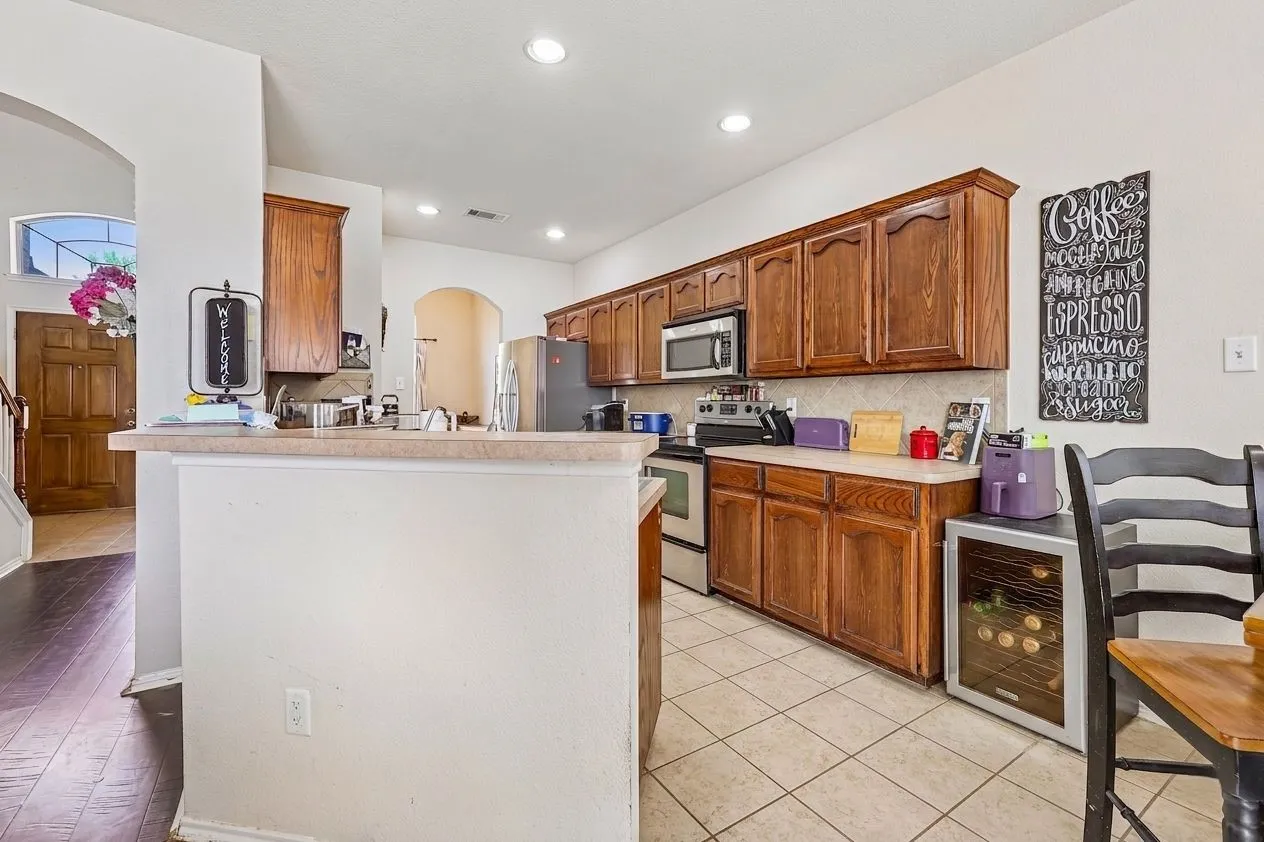 Single Family Residence For Sale in Johnson County , 1129 Mourning Dove Drive, Burleson, Texas 76028, 4 Bedroom, 3 Bathroom, 2 Garage spaces, 2,532 Sqft, built in 2006, mls#21355964, Real Estate Agent in Burleson, Homes For Sale in Johnson county, Homes For Sale in Burleson, Realtor in Burleson Texas, Real Estate Brokerage Independent Realty Texas, Luminita Cordes Realtor