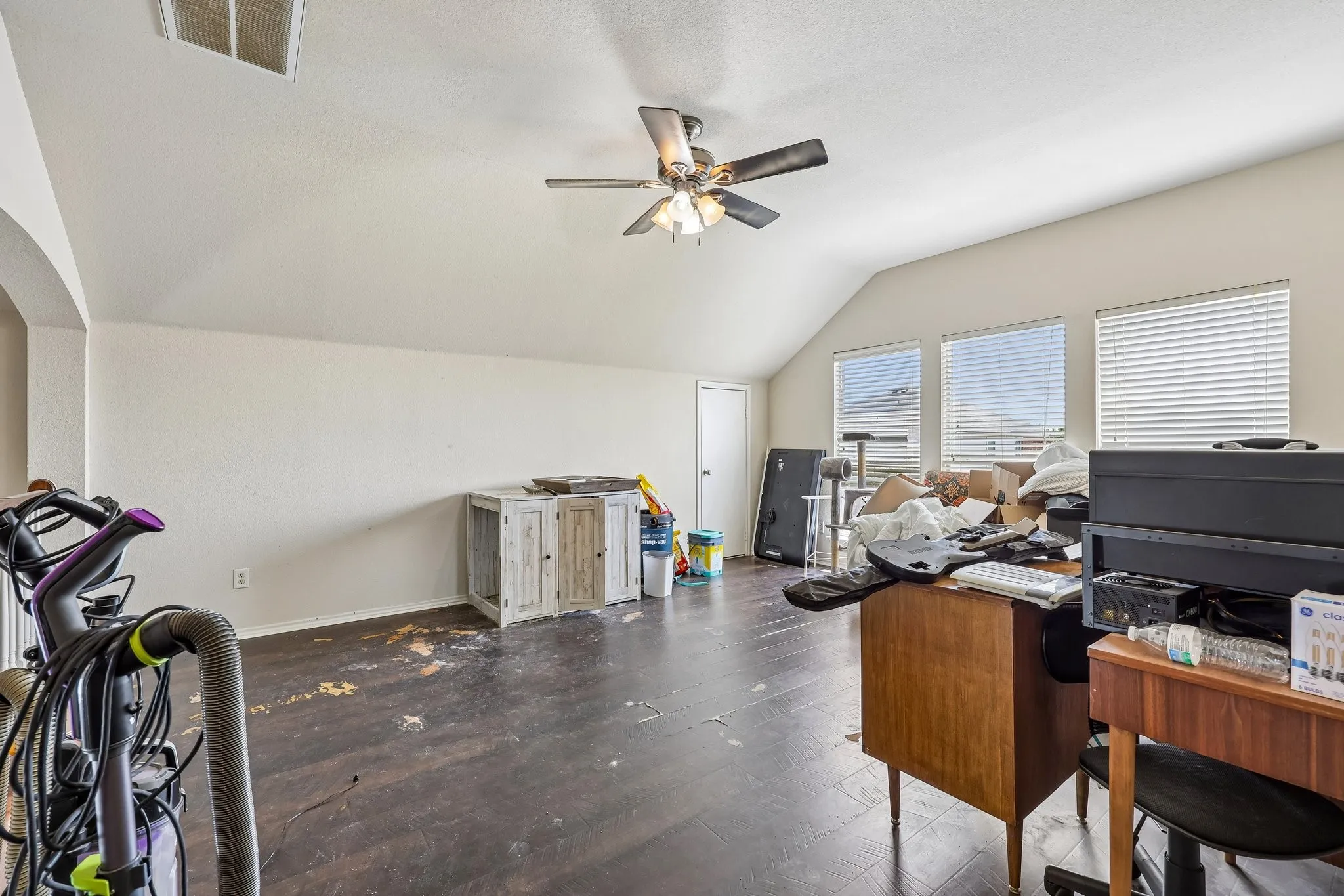 Single Family Residence For Sale in Johnson County , 1129 Mourning Dove Drive, Burleson, Texas 76028, 4 Bedroom, 3 Bathroom, 2 Garage spaces, 2,532 Sqft, built in 2006, mls#21355964, Real Estate Agent in Burleson, Homes For Sale in Johnson county, Homes For Sale in Burleson, Realtor in Burleson Texas, Real Estate Brokerage Independent Realty Texas, Luminita Cordes Realtor