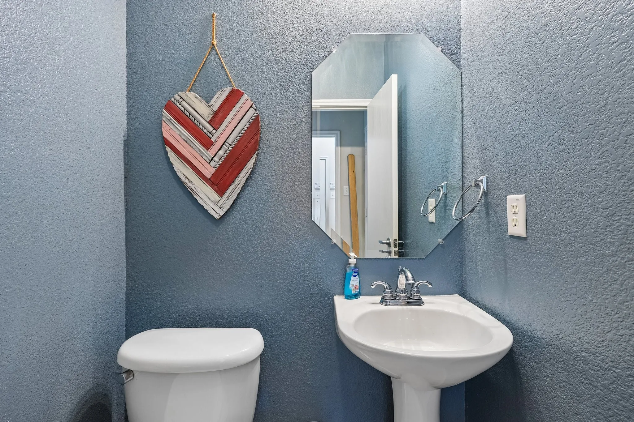 Single Family Residence For Sale in Johnson County , 1129 Mourning Dove Drive, Burleson, Texas 76028, 4 Bedroom, 3 Bathroom, 2 Garage spaces, 2,532 Sqft, built in 2006, mls#21355964, Real Estate Agent in Burleson, Homes For Sale in Johnson county, Homes For Sale in Burleson, Realtor in Burleson Texas, Real Estate Brokerage Independent Realty Texas, Luminita Cordes Realtor