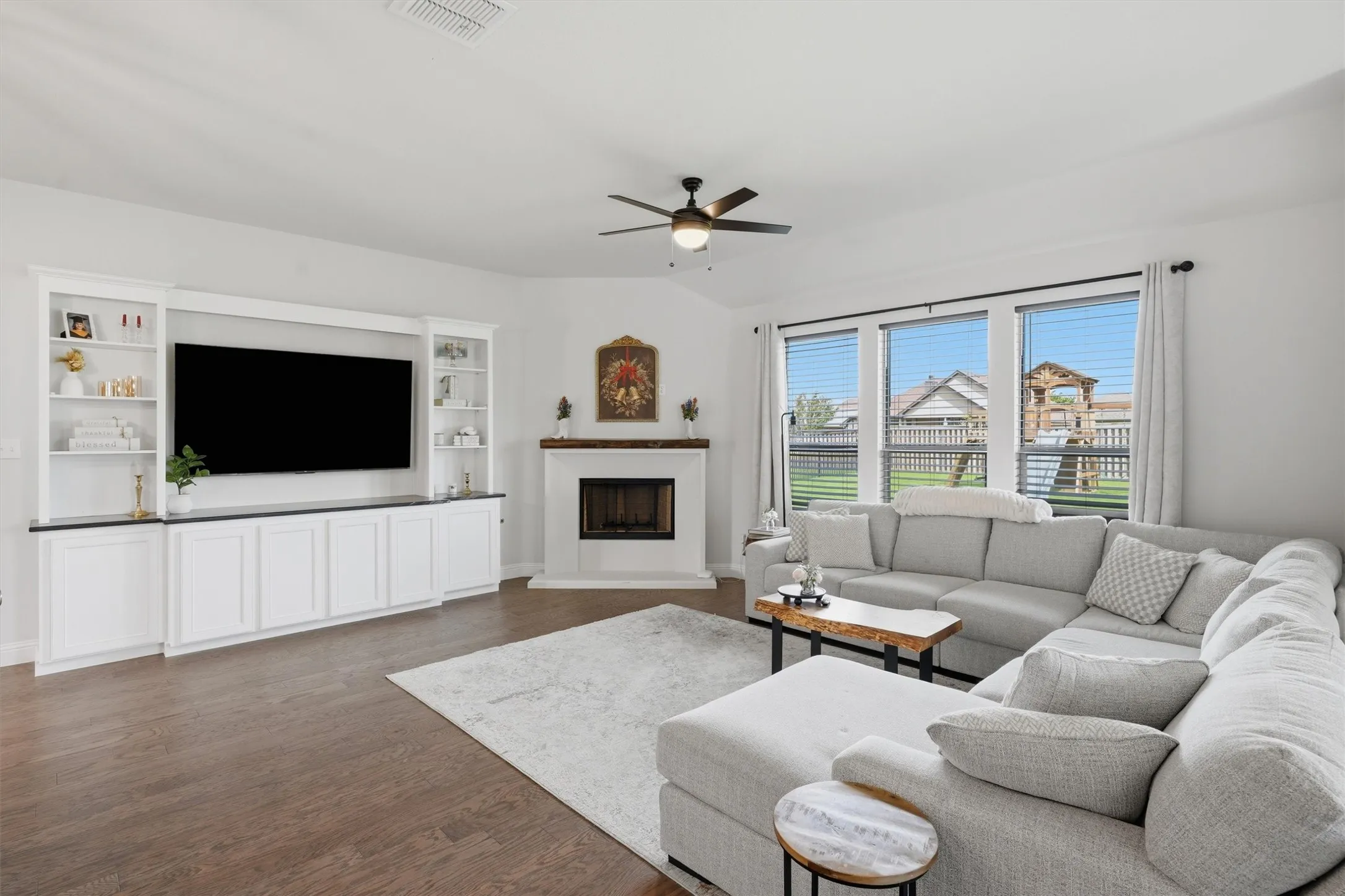 Single Family Residence For Rent in Hood County , 313 Bowrider Lane, Granbury, Texas 76049, 3 Bedroom, 2 Bathroom, 2 Garage spaces, 2,404 Sqft, built in 2024, mls#21360295, Real Estate Agent in Granbury, Homes For Rent in Hood county, Homes For Rent in Granbury, Realtor in Granbury Texas, Real Estate Brokerage Independent Realty Texas, Luminita Cordes Realtor