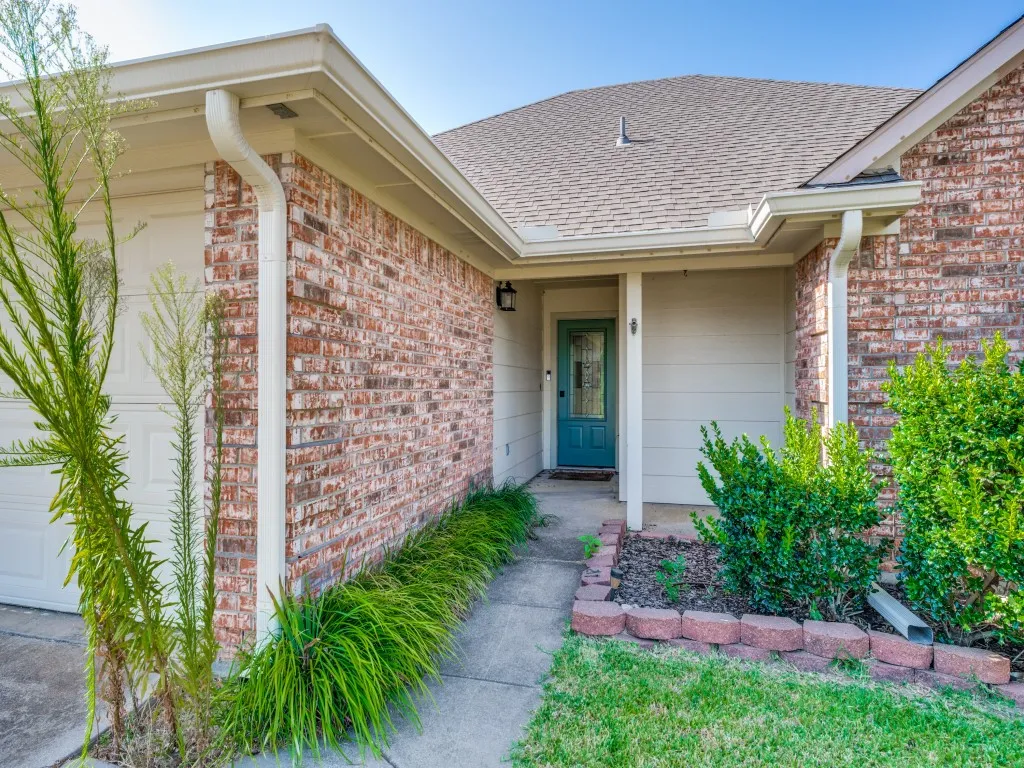 Single Family Residence For Sale in Denton County , 217 Quail Run, Aubrey, Texas 76227, 3 Bedroom, 2 Bathroom, 2 Garage spaces, 1,552 Sqft, built in 2004, mls#21360300, Real Estate Agent in Aubrey, Homes For Sale in Denton county, Homes For Sale in Aubrey, Realtor in Aubrey Texas, Real Estate Brokerage Independent Realty Texas, Luminita Cordes Realtor