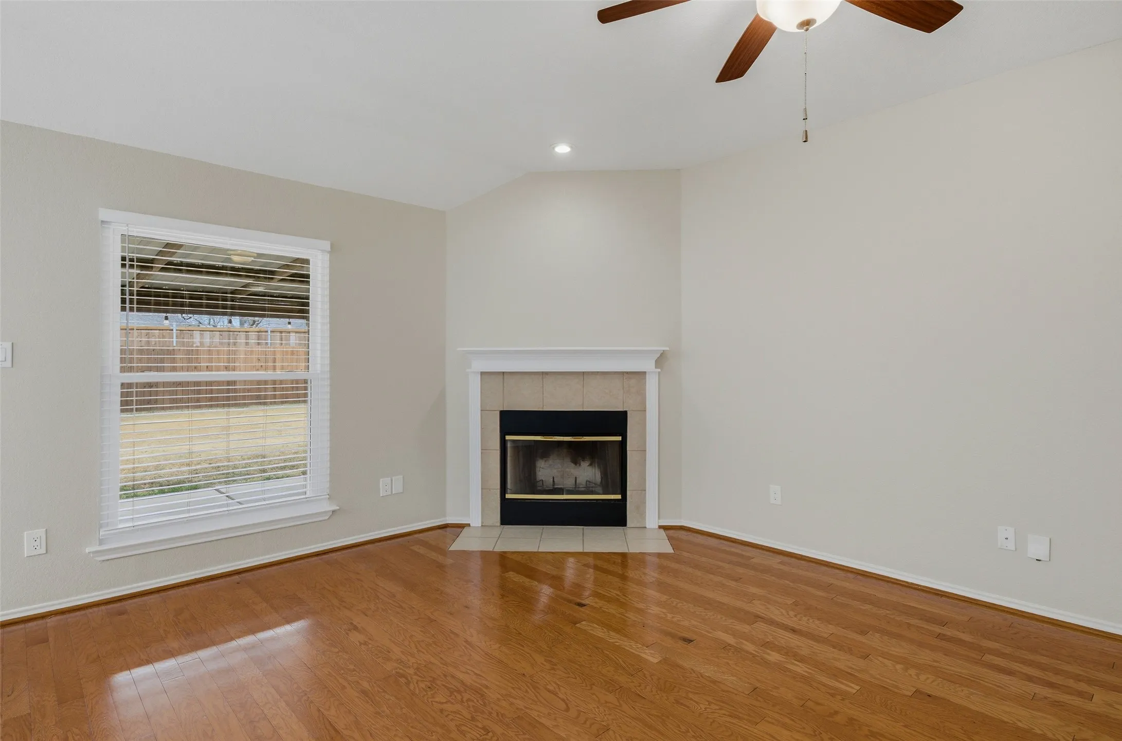 Single Family Residence For Sale in Denton County , 217 Quail Run, Aubrey, Texas 76227, 3 Bedroom, 2 Bathroom, 2 Garage spaces, 1,552 Sqft, built in 2004, mls#21360300, Real Estate Agent in Aubrey, Homes For Sale in Denton county, Homes For Sale in Aubrey, Realtor in Aubrey Texas, Real Estate Brokerage Independent Realty Texas, Luminita Cordes Realtor