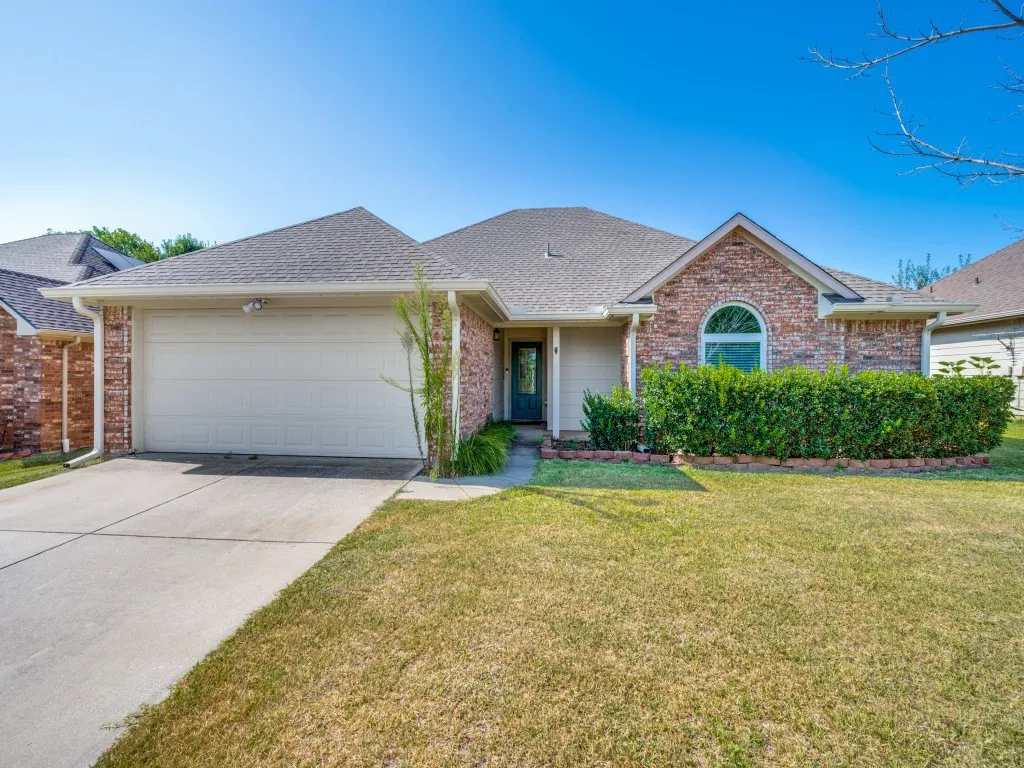 Single Family Residence For Sale in Denton County , 217 Quail Run, Aubrey, Texas 76227, 3 Bedroom, 2 Bathroom, 2 Garage spaces, 1,552 Sqft, built in 2004, mls#21360300, Real Estate Agent in Aubrey, Homes For Sale in Denton county, Homes For Sale in Aubrey, Realtor in Aubrey Texas, Real Estate Brokerage Independent Realty Texas, Luminita Cordes Realtor