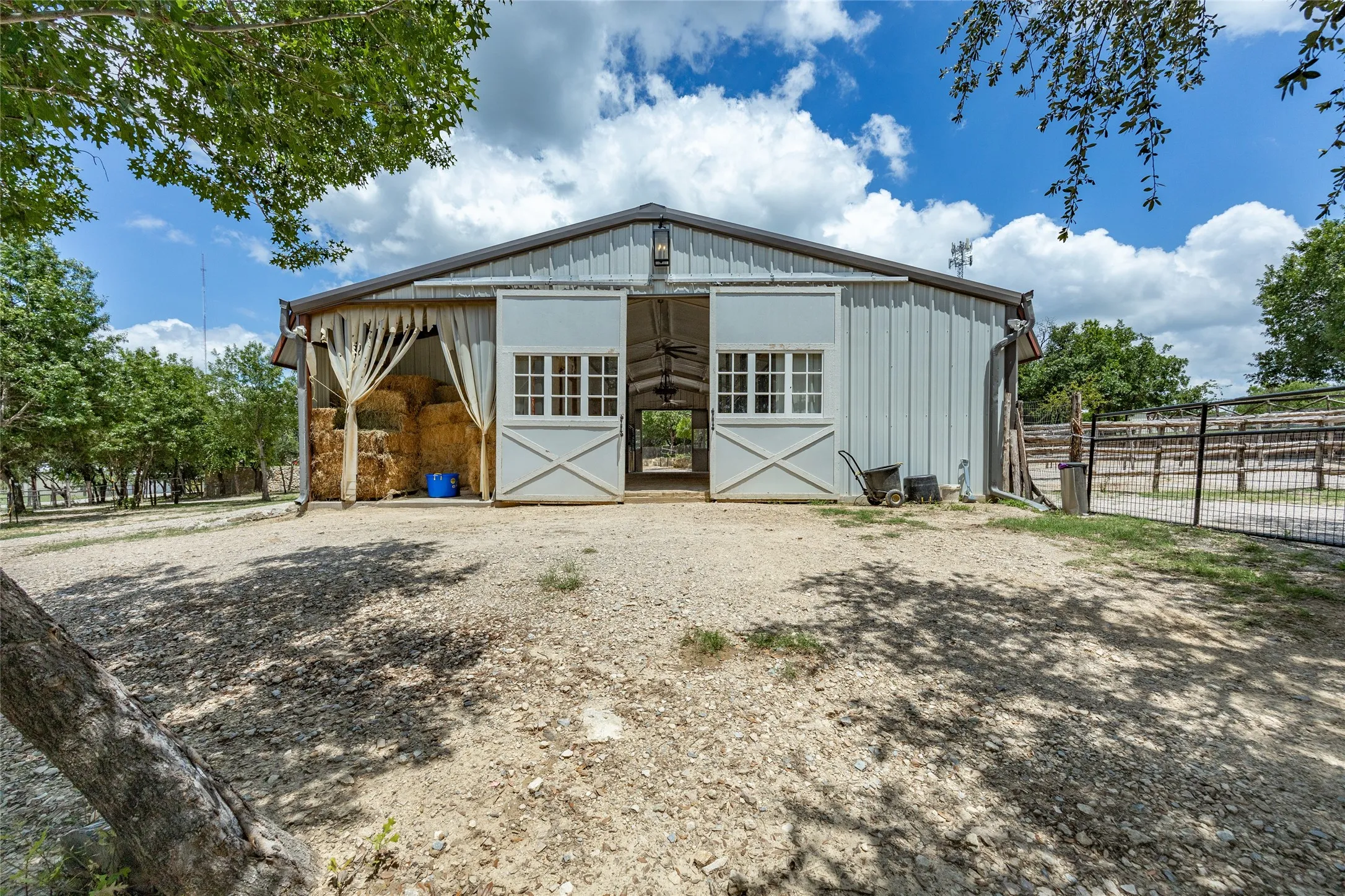 Single Family Residence For Sale in Parker County , 501 Upper Denton Road, Weatherford, Texas 76085, 4 Bedroom, 5 Bathroom, 3 Garage spaces, 5,671 Sqft, built in 2021, mls#21360292, Real Estate Agent in Weatherford, Homes For Sale in Parker county, Homes For Sale in Weatherford, Realtor in Weatherford Texas, Real Estate Brokerage Independent Realty Texas, Luminita Cordes Realtor