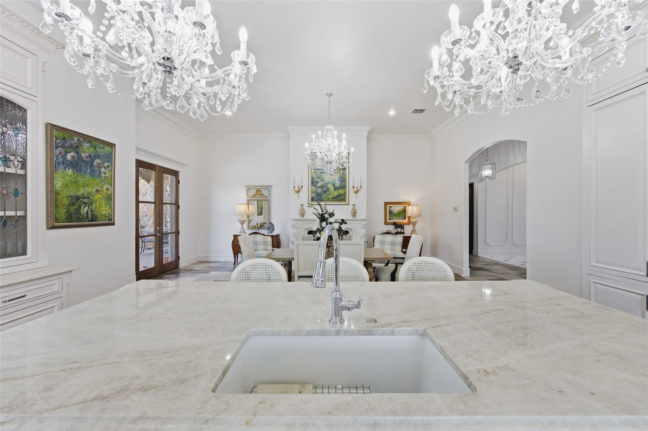 Expansive island featuring an undermount sink and polished faucet