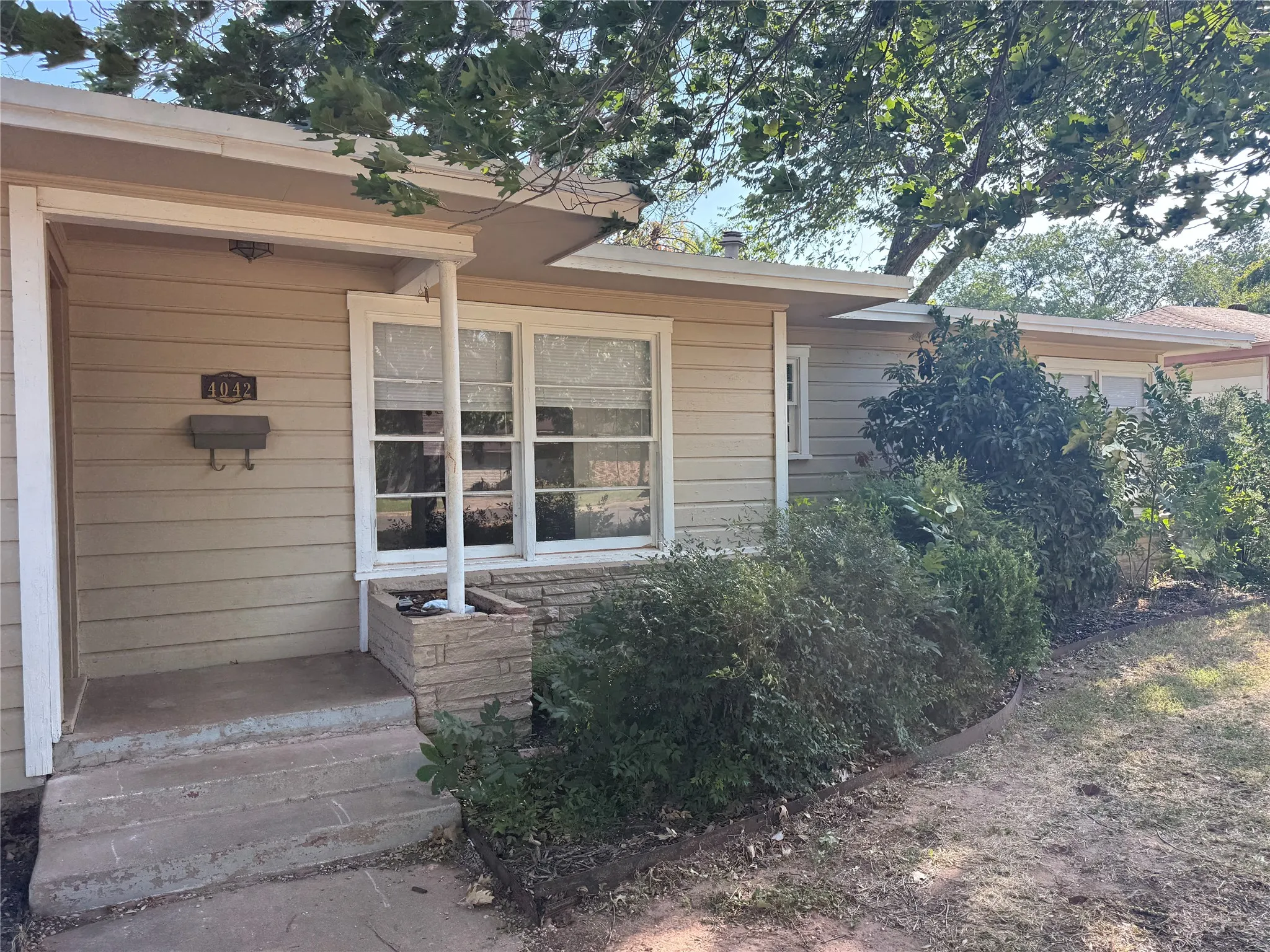 Single Family Residence For Rent in Taylor County , 4042 Benbrook Street, Abilene, Texas 79605, 3 Bedroom, 2 Bathroom, 2 Garage spaces, 1,840 Sqft, built in 1950, mls#21360194, Real Estate Agent in Abilene, Homes For Rent in Taylor county, Homes For Rent in Abilene, Realtor in Abilene Texas, Real Estate Brokerage Independent Realty Texas, Luminita Cordes Realtor