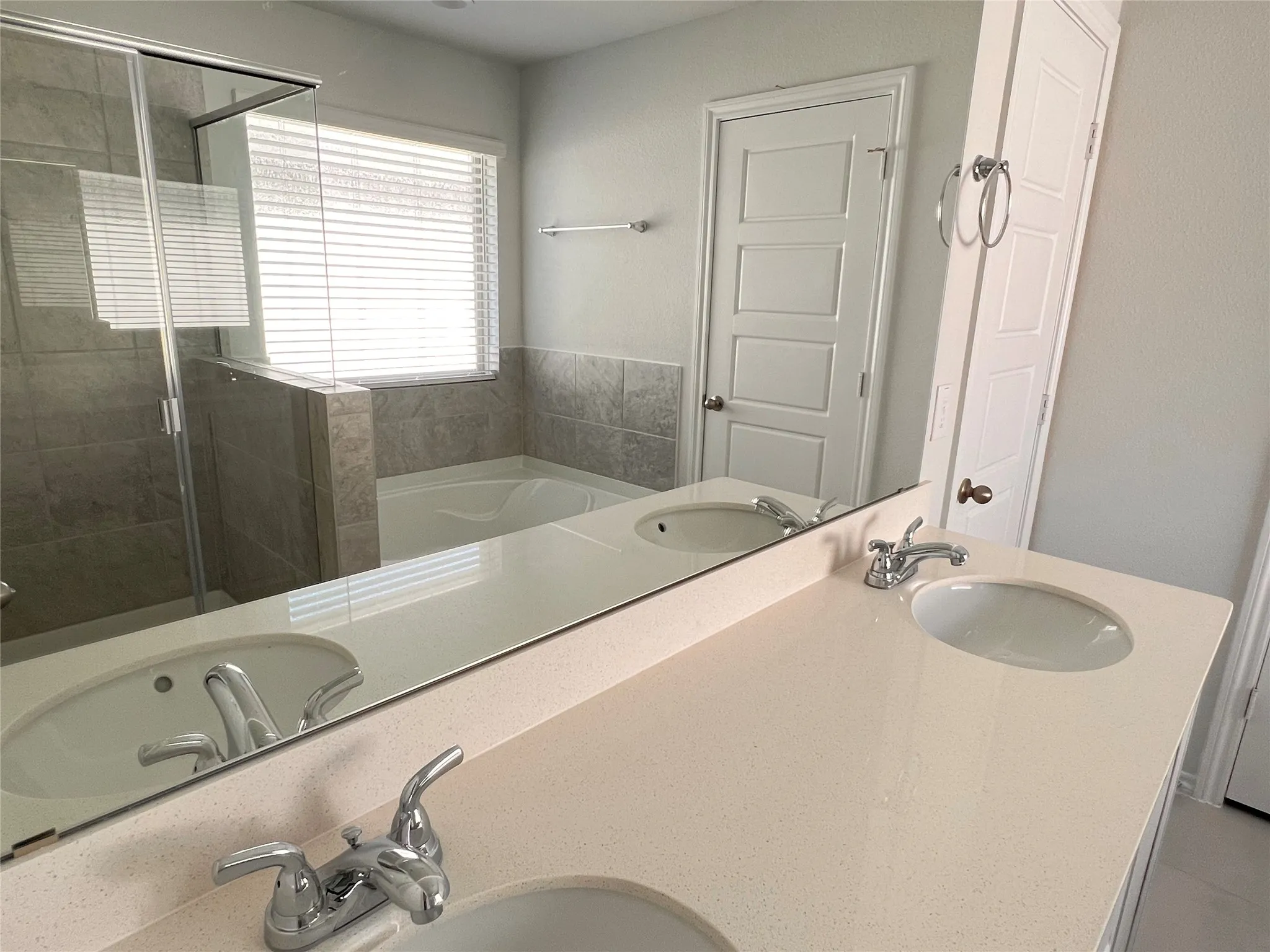 Dual undermount sinks with quartz counters.