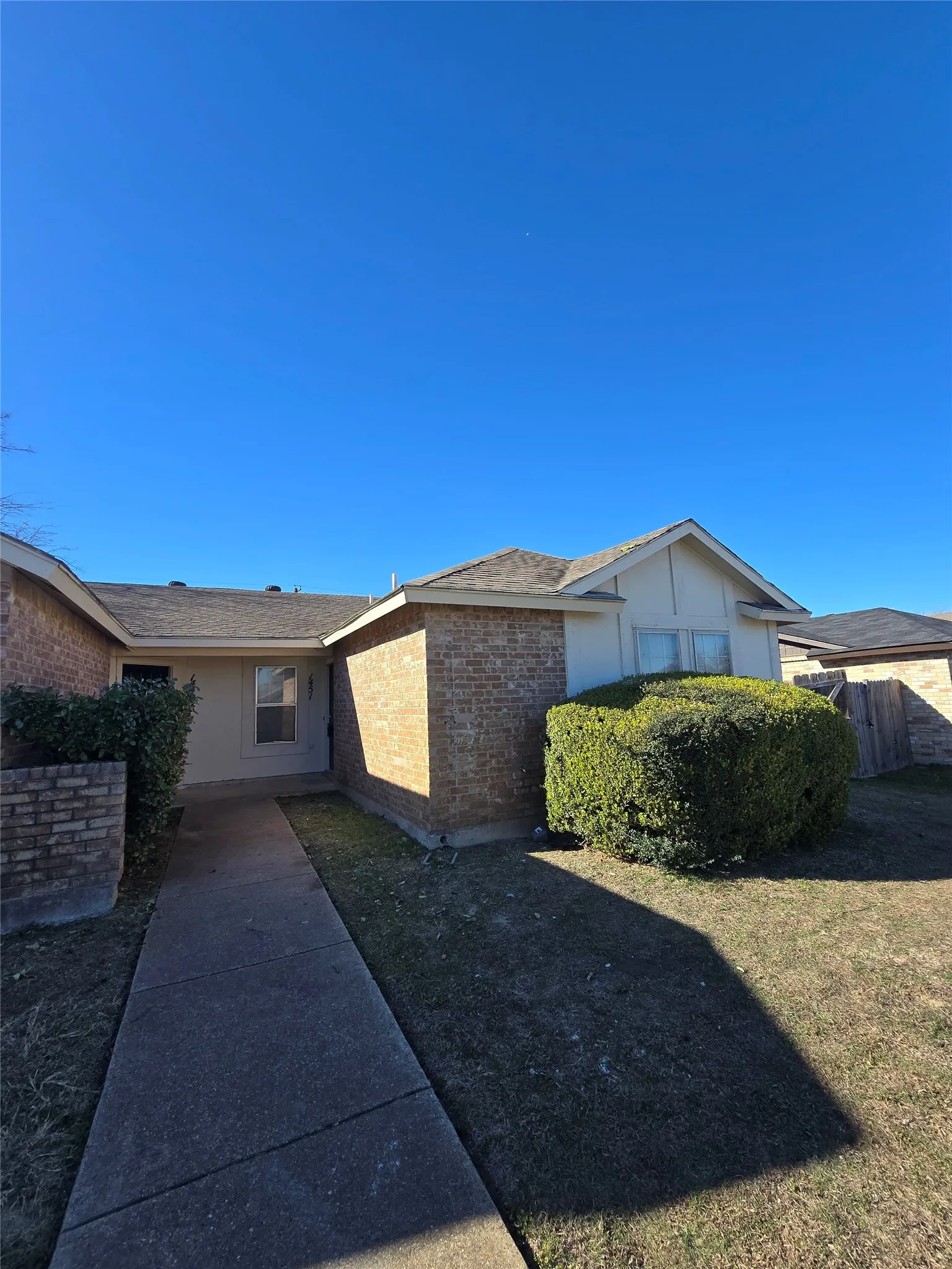 Duplex For Rent in Dallas County , 1451 Brook Meadow Circle, Lancaster, Texas 75134, 3 Bedroom, 2 Bathroom, Garage spaces, 1,116 Sqft, built in 1983, mls#21360326, Real Estate Agent in Lancaster, Homes For Rent in Dallas county, Homes For Rent in Lancaster, Realtor in Lancaster Texas, Real Estate Brokerage Independent Realty Texas, Luminita Cordes Realtor