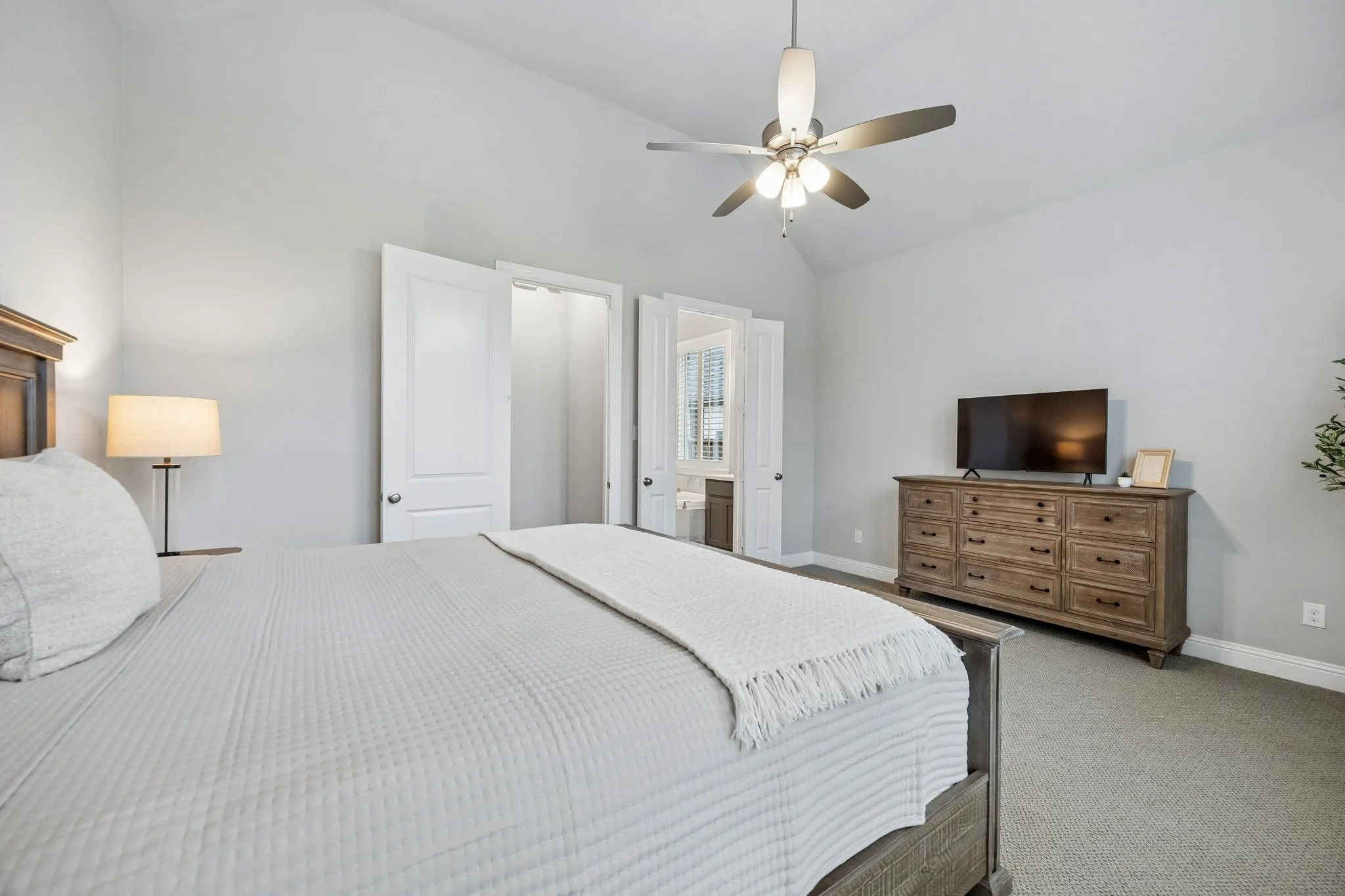 Vaulted ceiling with a ceiling fan