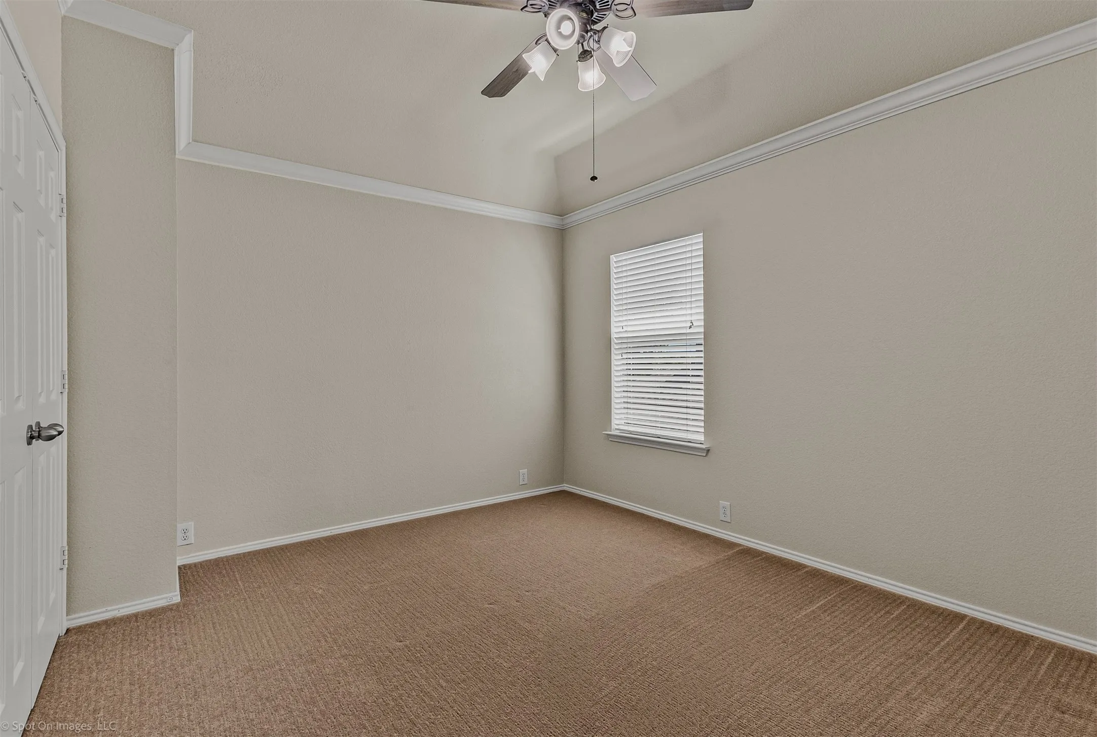 Tray ceiling with crown molding