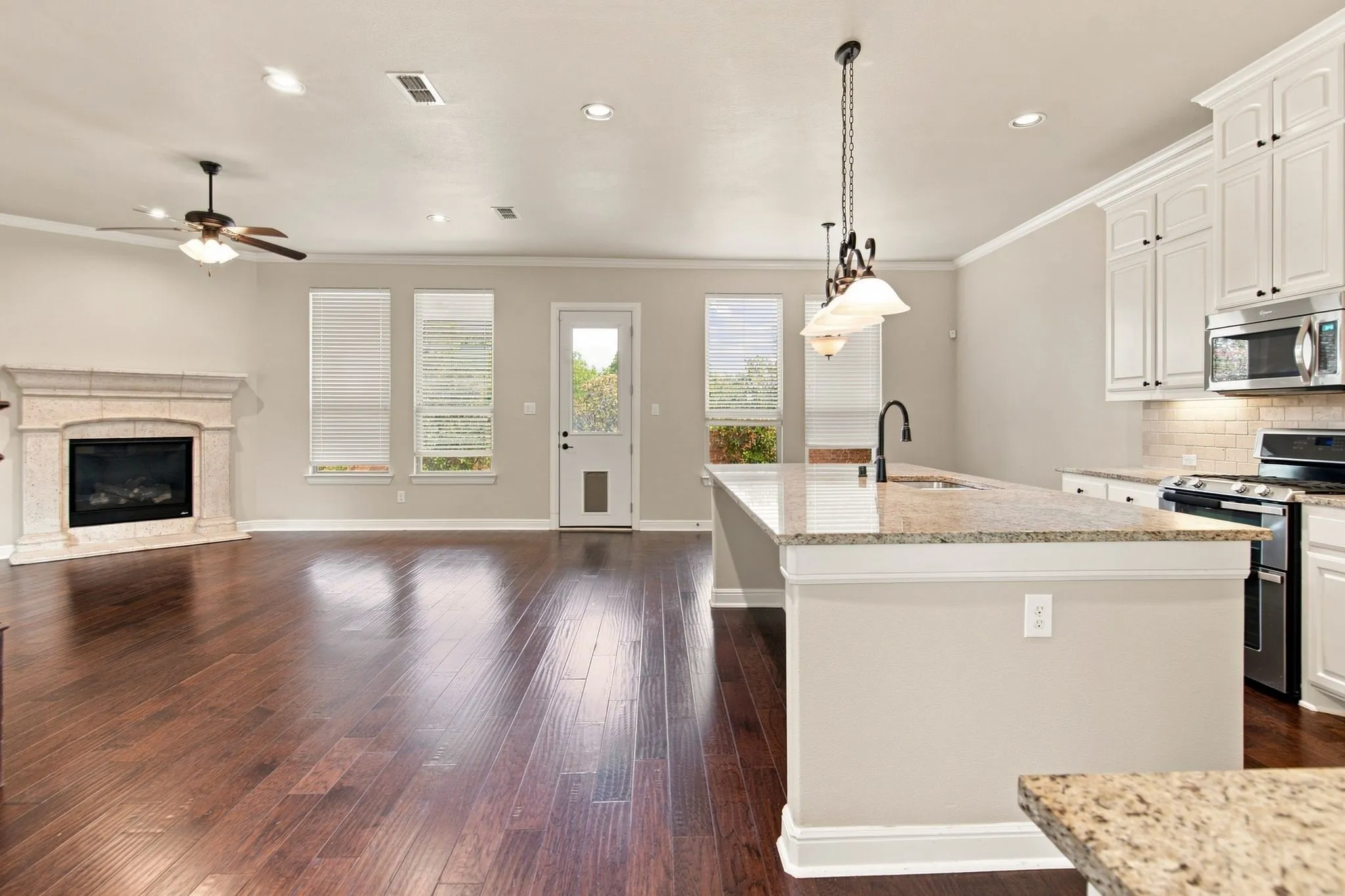 Single Family Residence For Rent in Tarrant County , 1819 Park Highland Way, Arlington, Texas 76012, 4 Bedroom, 4 Bathroom, 3 Garage spaces, 3,159 Sqft, built in 2015, mls#21360296, Real Estate Agent in Arlington, Homes For Rent in Tarrant county, Homes For Rent in Arlington, Realtor in Arlington Texas, Real Estate Brokerage Independent Realty Texas, Luminita Cordes Realtor
