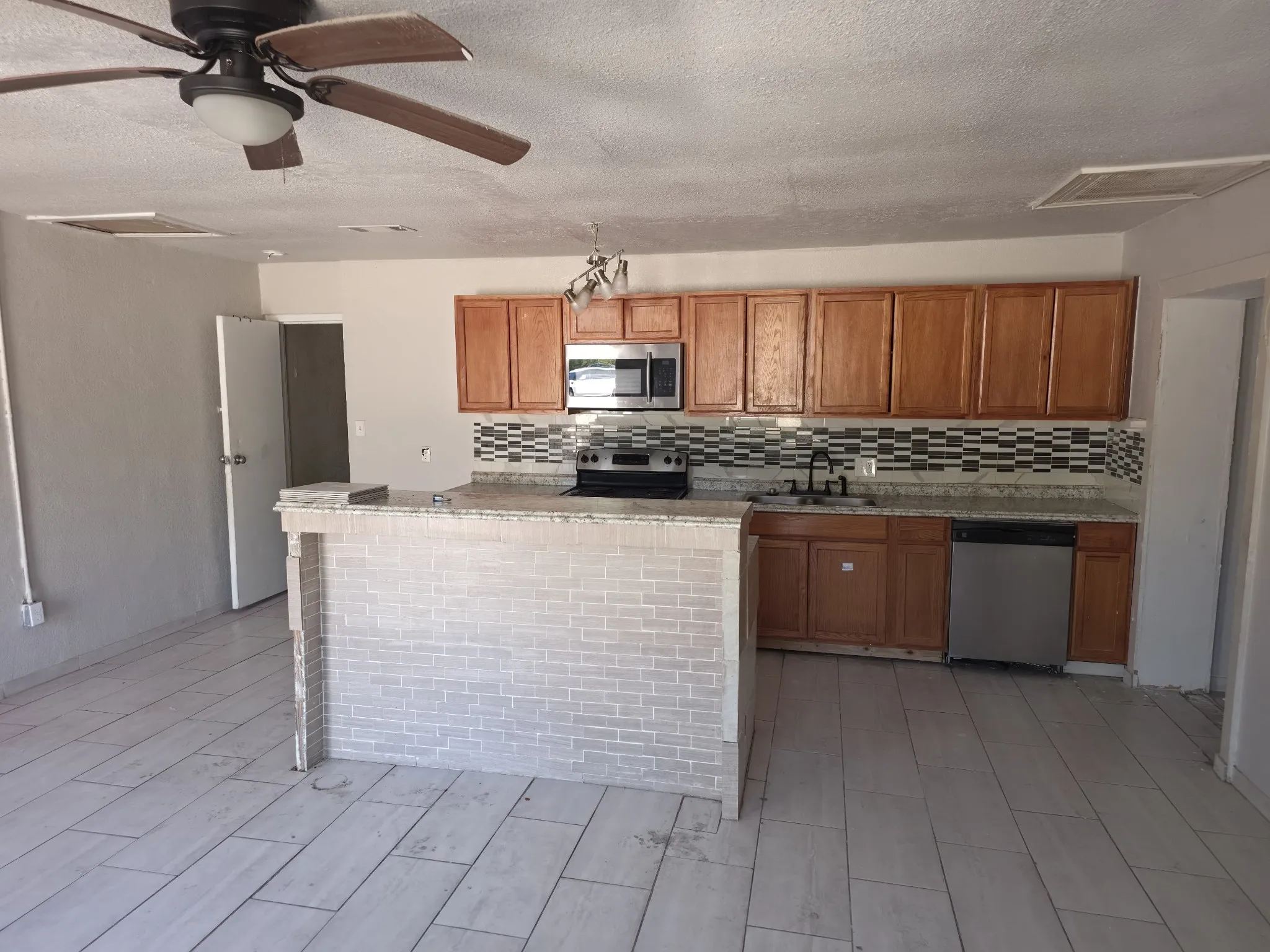Single Family Residence For Sale in Tarrant County , 4205 Austin Place, Lakeside, Texas 76135, 6 Bedroom, 5 Bathroom, 2 Garage spaces, 3,100 Sqft, built in 1988, mls#21359668, Real Estate Agent in Lakeside, Homes For Sale in Tarrant county, Homes For Sale in Lakeside, Realtor in Lakeside Texas, Real Estate Brokerage Independent Realty Texas, Luminita Cordes Realtor