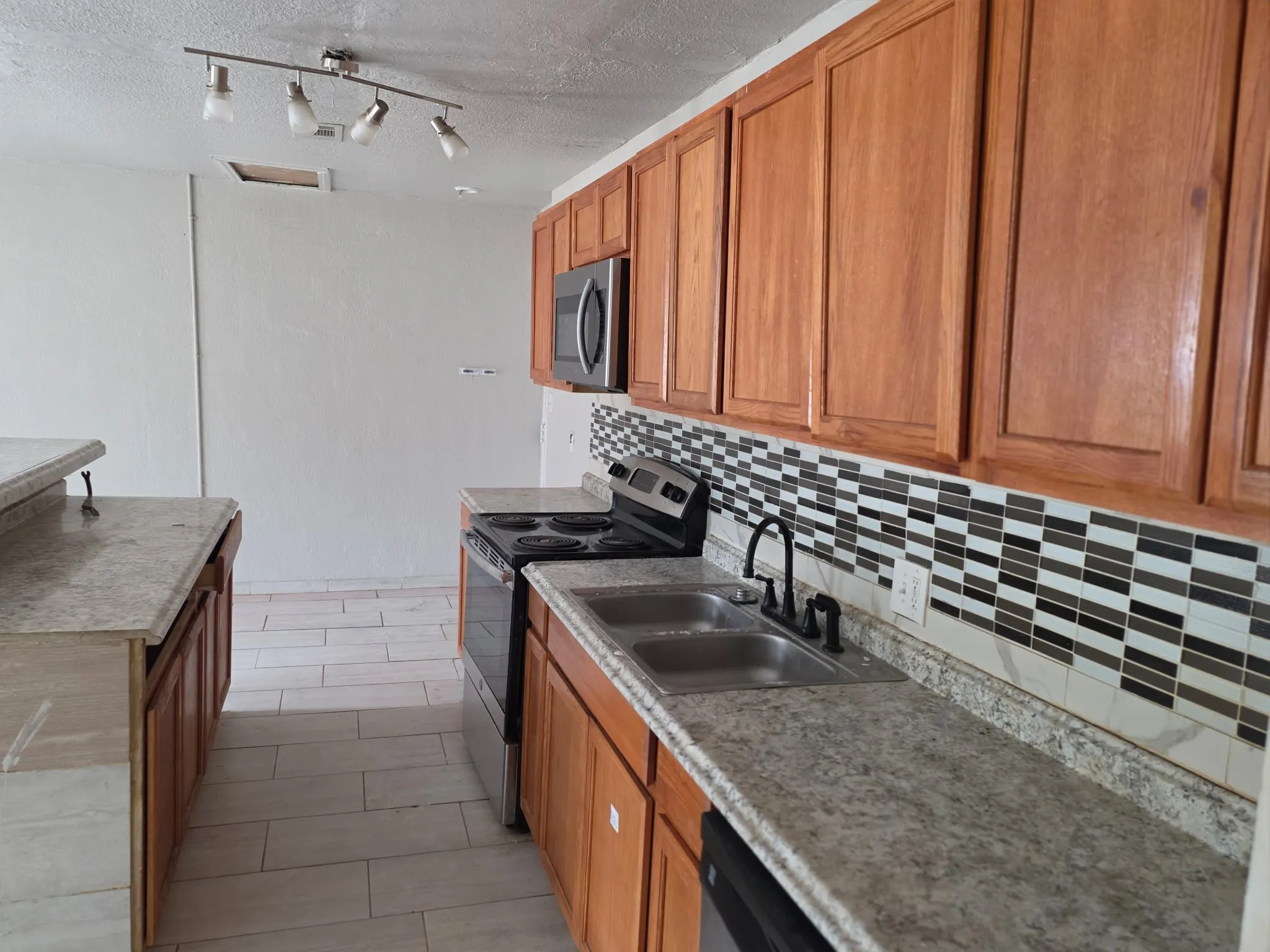 Single Family Residence For Sale in Tarrant County , 4205 Austin Place, Lakeside, Texas 76135, 6 Bedroom, 5 Bathroom, 2 Garage spaces, 3,100 Sqft, built in 1988, mls#21359668, Real Estate Agent in Lakeside, Homes For Sale in Tarrant county, Homes For Sale in Lakeside, Realtor in Lakeside Texas, Real Estate Brokerage Independent Realty Texas, Luminita Cordes Realtor