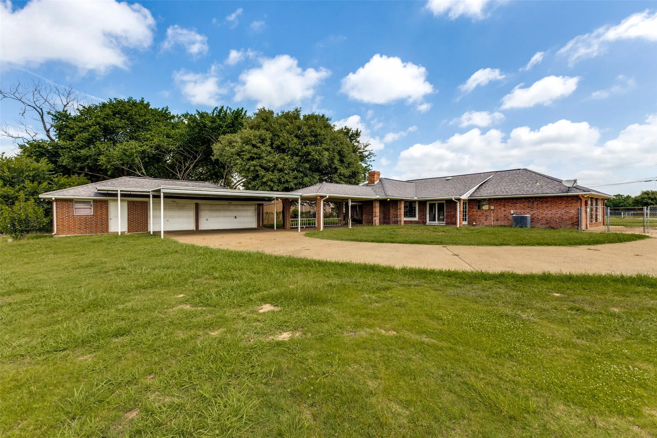 Wraparound covered patio plus a 20 x 13‘covered patio 24 x 29 carport (2nd home)