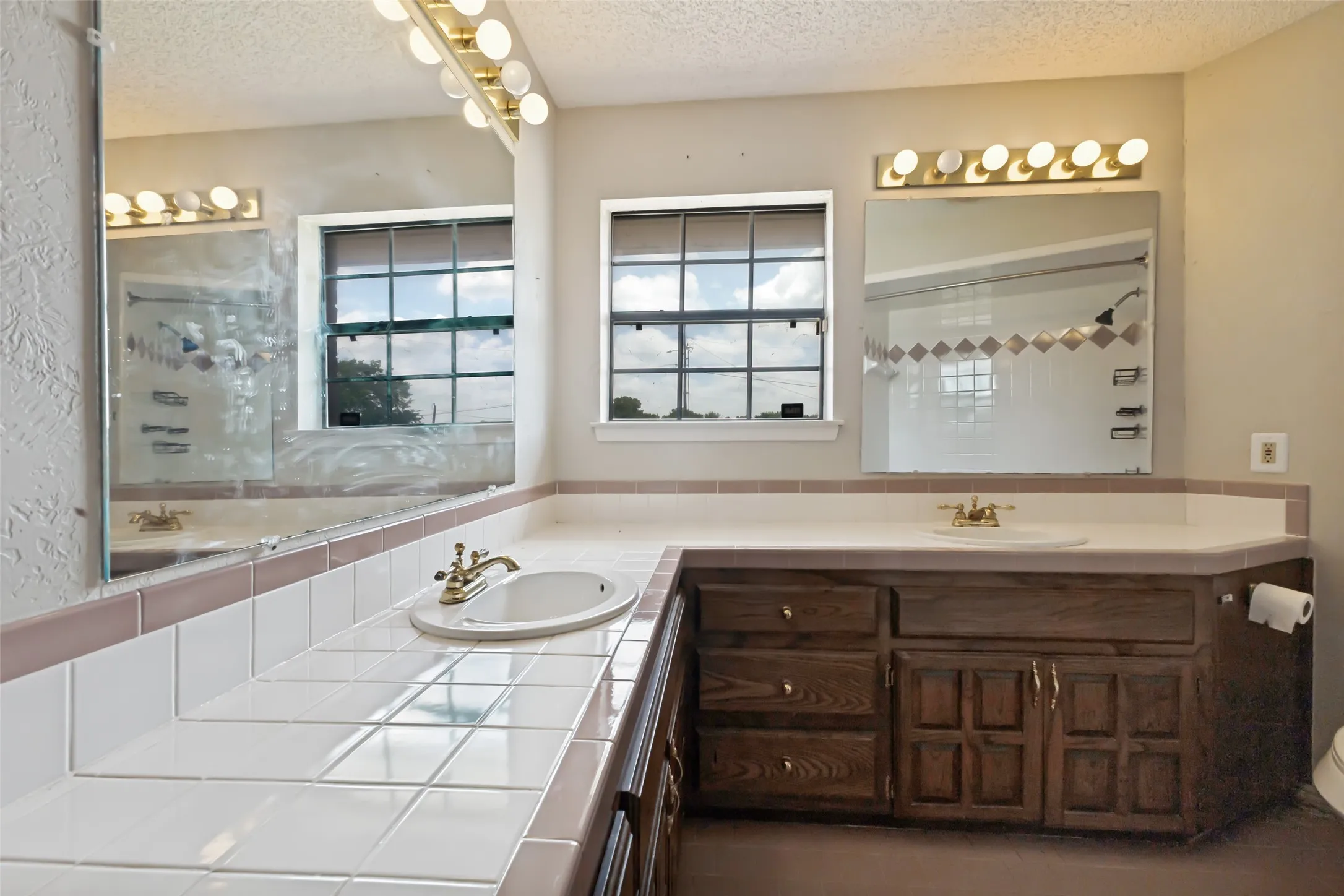 Hall bath with double sinks & a tub/shower (2nd home)