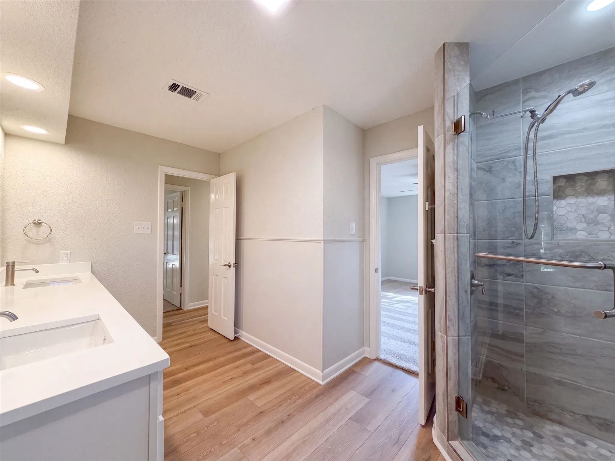 Single Family Residence For Sale in Tarrant County , 813 Wheelwood Drive, Hurst, Texas 76053, 3 Bedroom, 3 Bathroom, 2 Garage spaces, 2,015 Sqft, built in 1963, mls#21360341, Real Estate Agent in Hurst, Homes For Sale in Tarrant county, Homes For Sale in Hurst, Realtor in Hurst Texas, Real Estate Brokerage Independent Realty Texas, Luminita Cordes Realtor