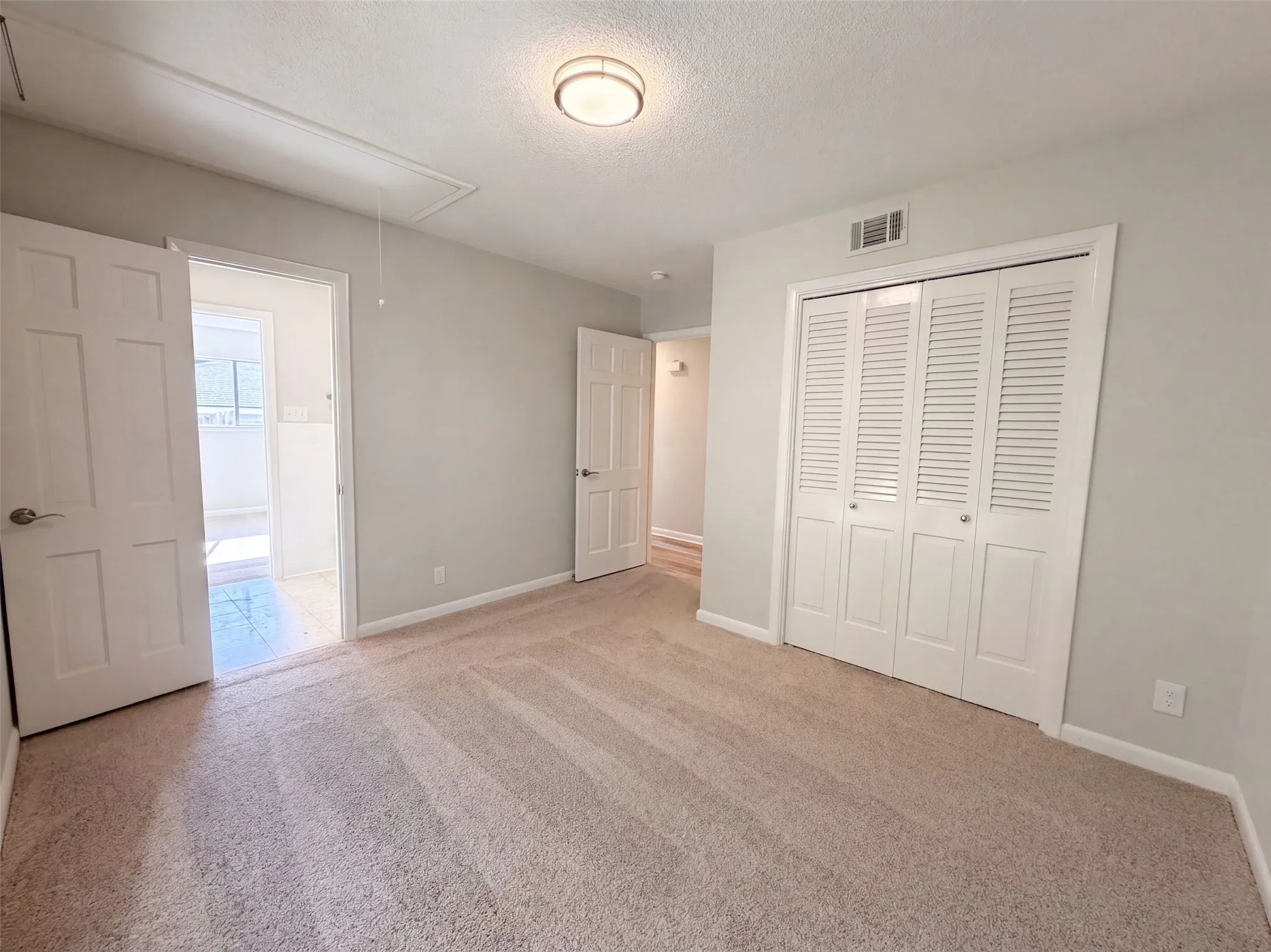Single Family Residence For Sale in Tarrant County , 813 Wheelwood Drive, Hurst, Texas 76053, 3 Bedroom, 3 Bathroom, 2 Garage spaces, 2,015 Sqft, built in 1963, mls#21360341, Real Estate Agent in Hurst, Homes For Sale in Tarrant county, Homes For Sale in Hurst, Realtor in Hurst Texas, Real Estate Brokerage Independent Realty Texas, Luminita Cordes Realtor