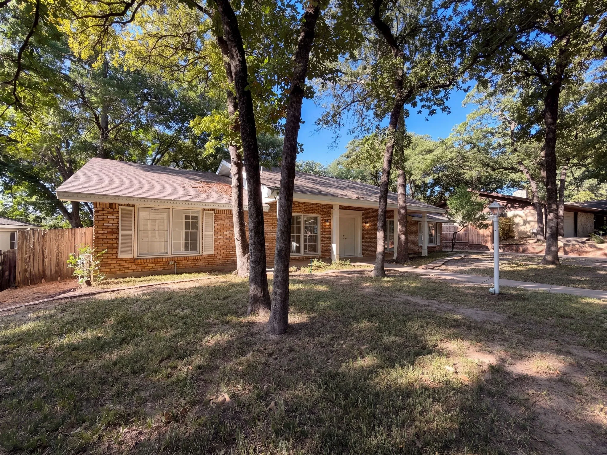 Single Family Residence For Sale in Tarrant County , 813 Wheelwood Drive, Hurst, Texas 76053, 3 Bedroom, 3 Bathroom, 2 Garage spaces, 2,015 Sqft, built in 1963, mls#21360341, Real Estate Agent in Hurst, Homes For Sale in Tarrant county, Homes For Sale in Hurst, Realtor in Hurst Texas, Real Estate Brokerage Independent Realty Texas, Luminita Cordes Realtor