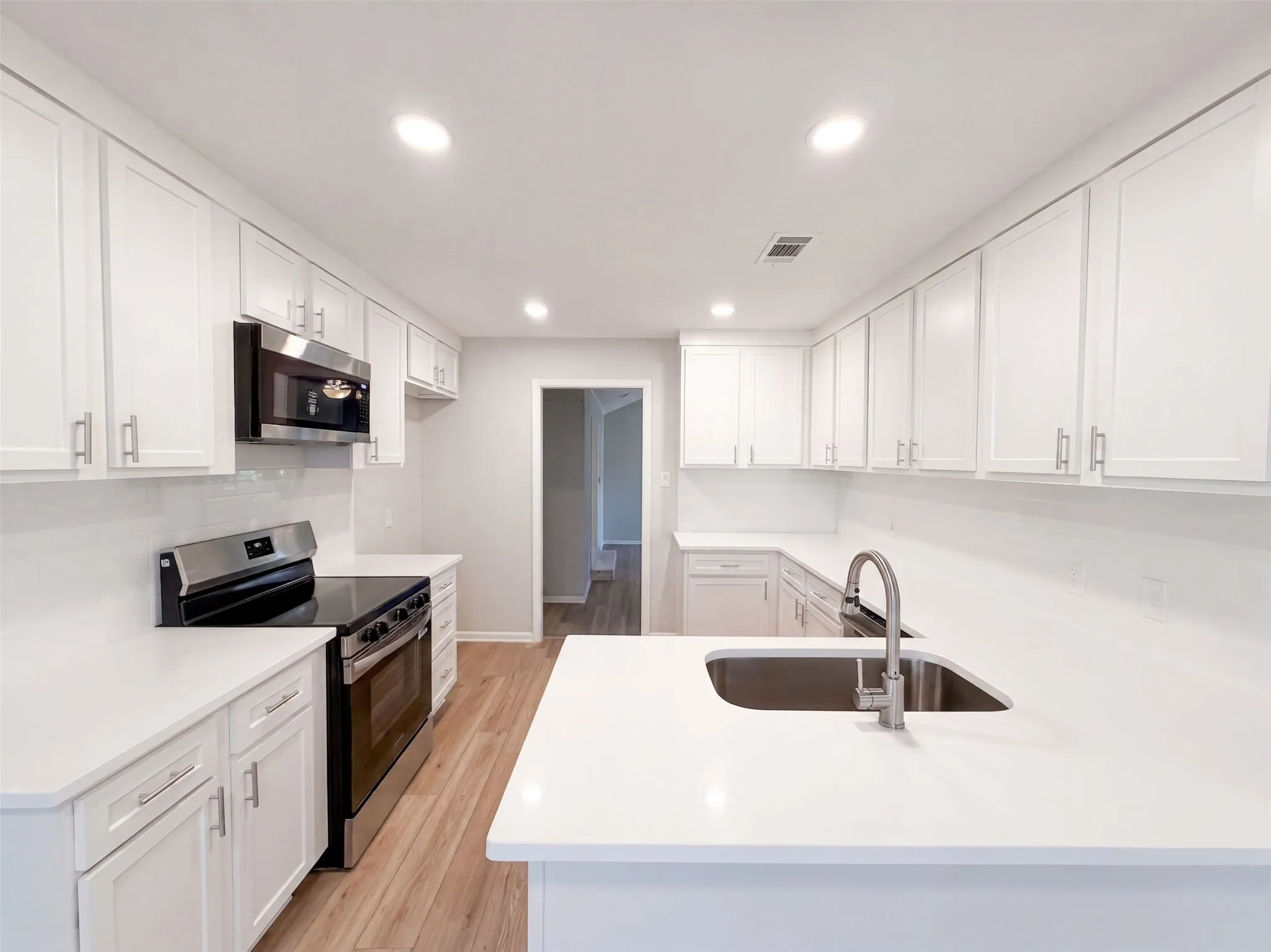 Single Family Residence For Sale in Tarrant County , 813 Wheelwood Drive, Hurst, Texas 76053, 3 Bedroom, 3 Bathroom, 2 Garage spaces, 2,015 Sqft, built in 1963, mls#21360341, Real Estate Agent in Hurst, Homes For Sale in Tarrant county, Homes For Sale in Hurst, Realtor in Hurst Texas, Real Estate Brokerage Independent Realty Texas, Luminita Cordes Realtor
