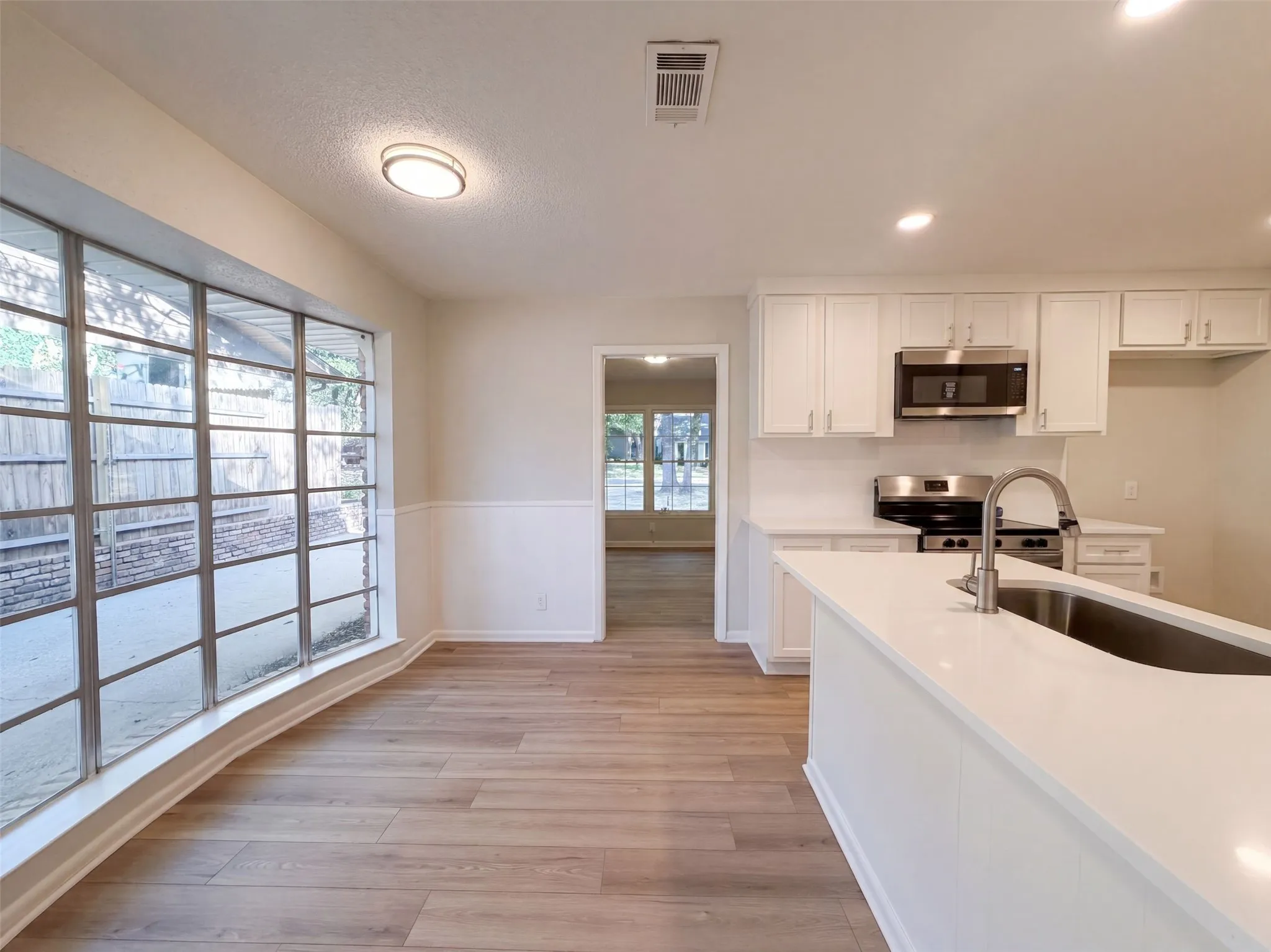 Single Family Residence For Sale in Tarrant County , 813 Wheelwood Drive, Hurst, Texas 76053, 3 Bedroom, 3 Bathroom, 2 Garage spaces, 2,015 Sqft, built in 1963, mls#21360341, Real Estate Agent in Hurst, Homes For Sale in Tarrant county, Homes For Sale in Hurst, Realtor in Hurst Texas, Real Estate Brokerage Independent Realty Texas, Luminita Cordes Realtor