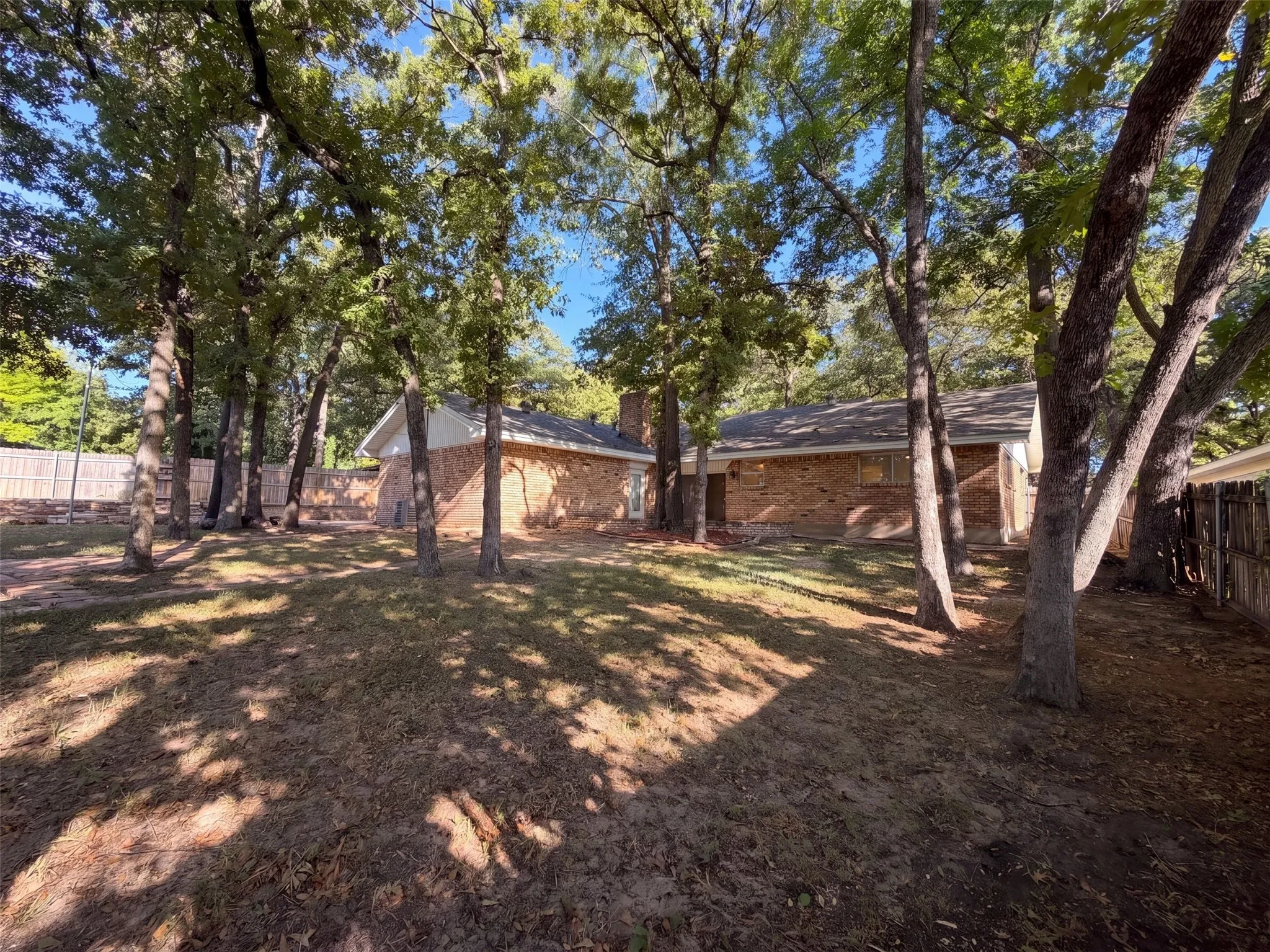 Single Family Residence For Sale in Tarrant County , 813 Wheelwood Drive, Hurst, Texas 76053, 3 Bedroom, 3 Bathroom, 2 Garage spaces, 2,015 Sqft, built in 1963, mls#21360341, Real Estate Agent in Hurst, Homes For Sale in Tarrant county, Homes For Sale in Hurst, Realtor in Hurst Texas, Real Estate Brokerage Independent Realty Texas, Luminita Cordes Realtor