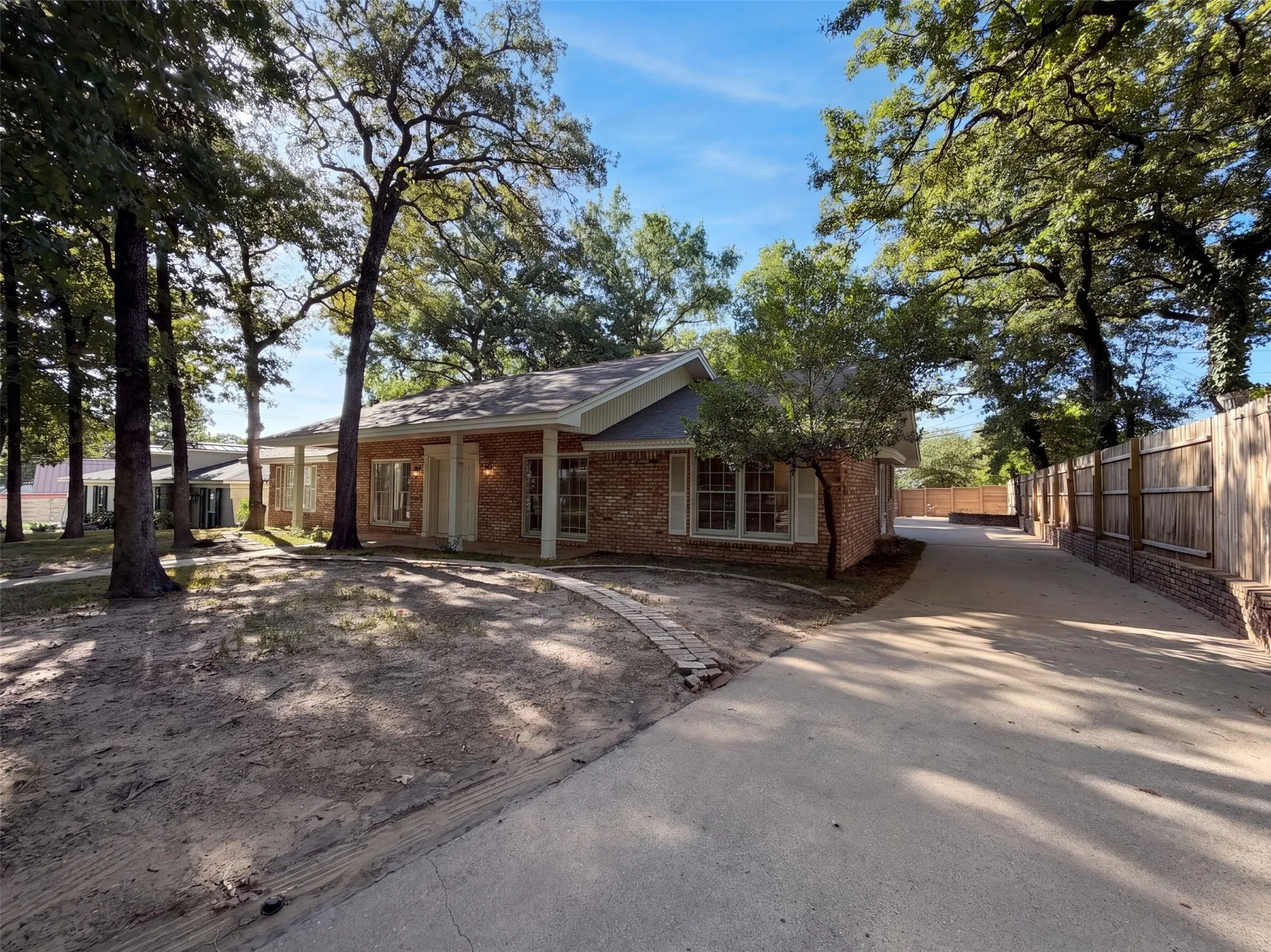 Single Family Residence For Sale in Tarrant County , 813 Wheelwood Drive, Hurst, Texas 76053, 3 Bedroom, 3 Bathroom, 2 Garage spaces, 2,015 Sqft, built in 1963, mls#21360341, Real Estate Agent in Hurst, Homes For Sale in Tarrant county, Homes For Sale in Hurst, Realtor in Hurst Texas, Real Estate Brokerage Independent Realty Texas, Luminita Cordes Realtor
