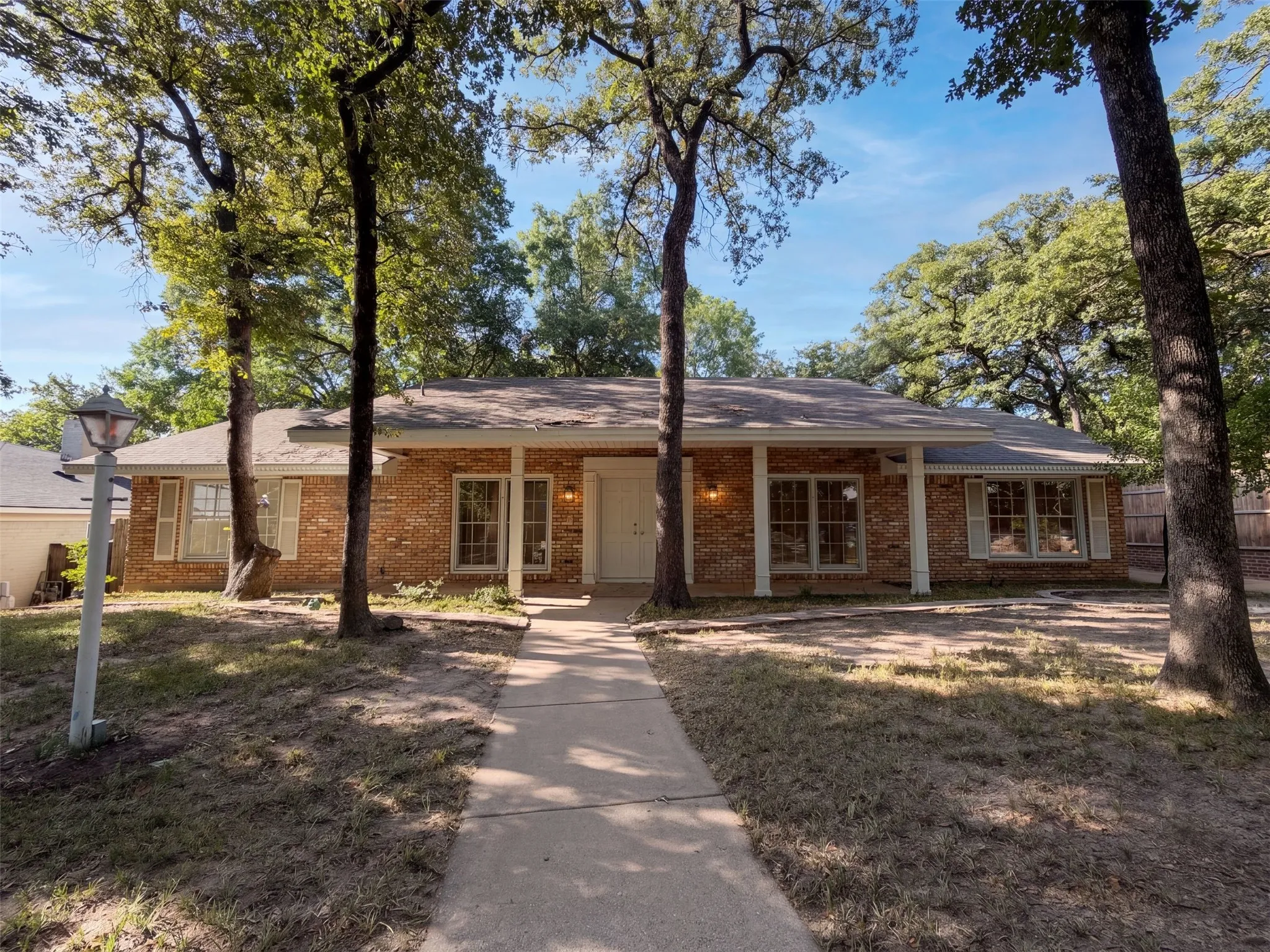 Single Family Residence For Sale in Tarrant County , 813 Wheelwood Drive, Hurst, Texas 76053, 3 Bedroom, 3 Bathroom, 2 Garage spaces, 2,015 Sqft, built in 1963, mls#21360341, Real Estate Agent in Hurst, Homes For Sale in Tarrant county, Homes For Sale in Hurst, Realtor in Hurst Texas, Real Estate Brokerage Independent Realty Texas, Luminita Cordes Realtor