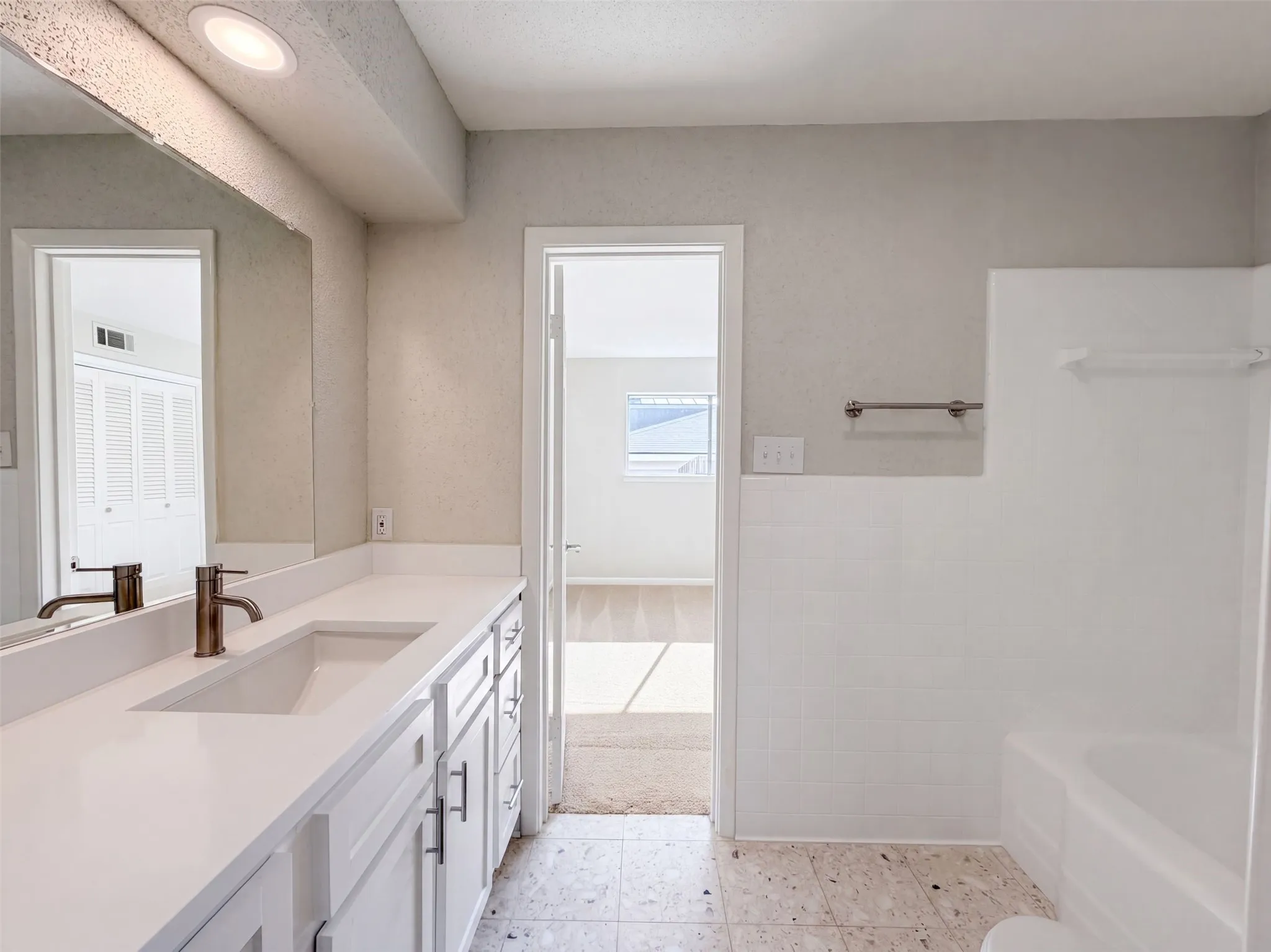 Single Family Residence For Sale in Tarrant County , 813 Wheelwood Drive, Hurst, Texas 76053, 3 Bedroom, 3 Bathroom, 2 Garage spaces, 2,015 Sqft, built in 1963, mls#21360341, Real Estate Agent in Hurst, Homes For Sale in Tarrant county, Homes For Sale in Hurst, Realtor in Hurst Texas, Real Estate Brokerage Independent Realty Texas, Luminita Cordes Realtor
