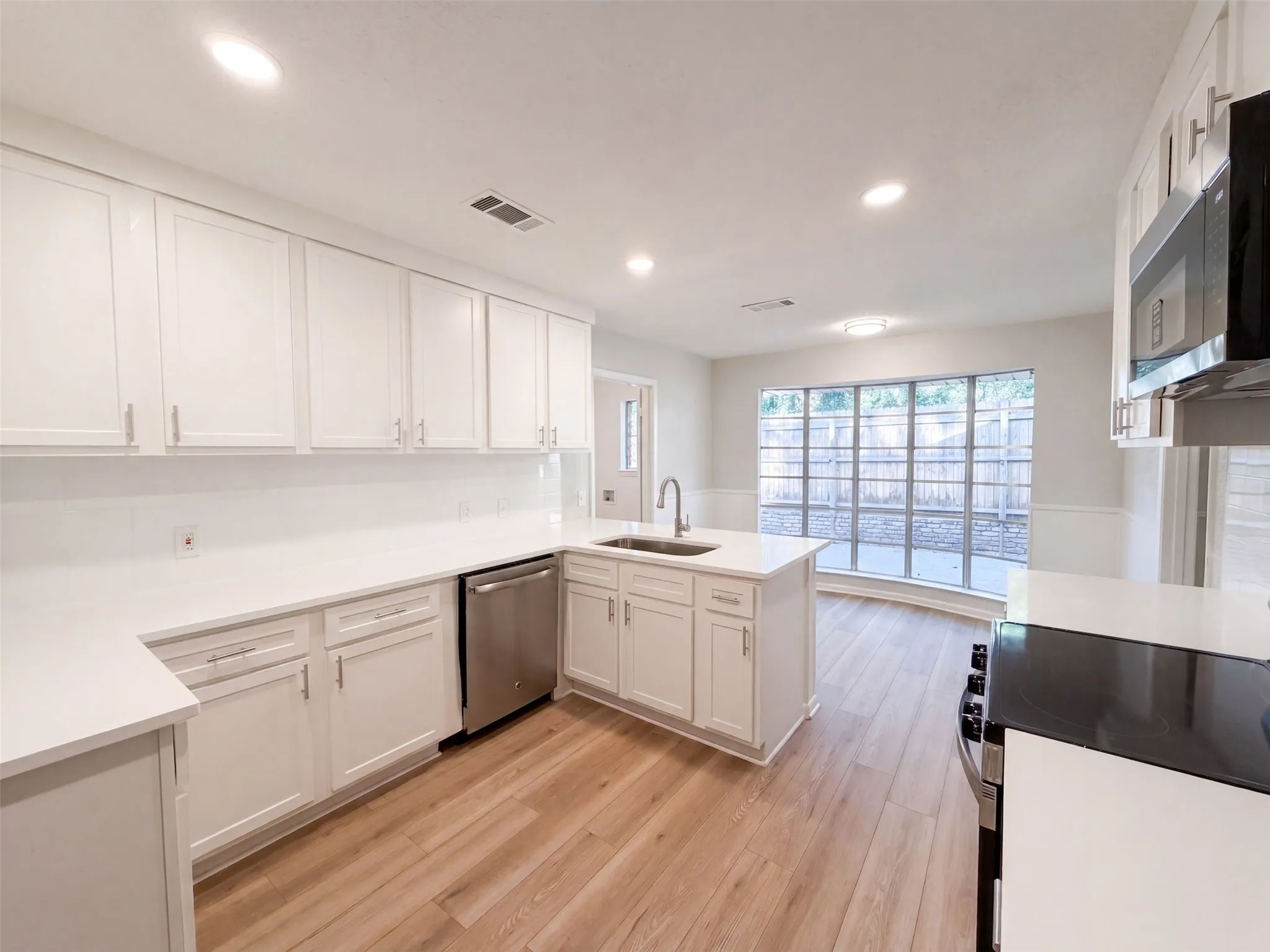 Single Family Residence For Sale in Tarrant County , 813 Wheelwood Drive, Hurst, Texas 76053, 3 Bedroom, 3 Bathroom, 2 Garage spaces, 2,015 Sqft, built in 1963, mls#21360341, Real Estate Agent in Hurst, Homes For Sale in Tarrant county, Homes For Sale in Hurst, Realtor in Hurst Texas, Real Estate Brokerage Independent Realty Texas, Luminita Cordes Realtor