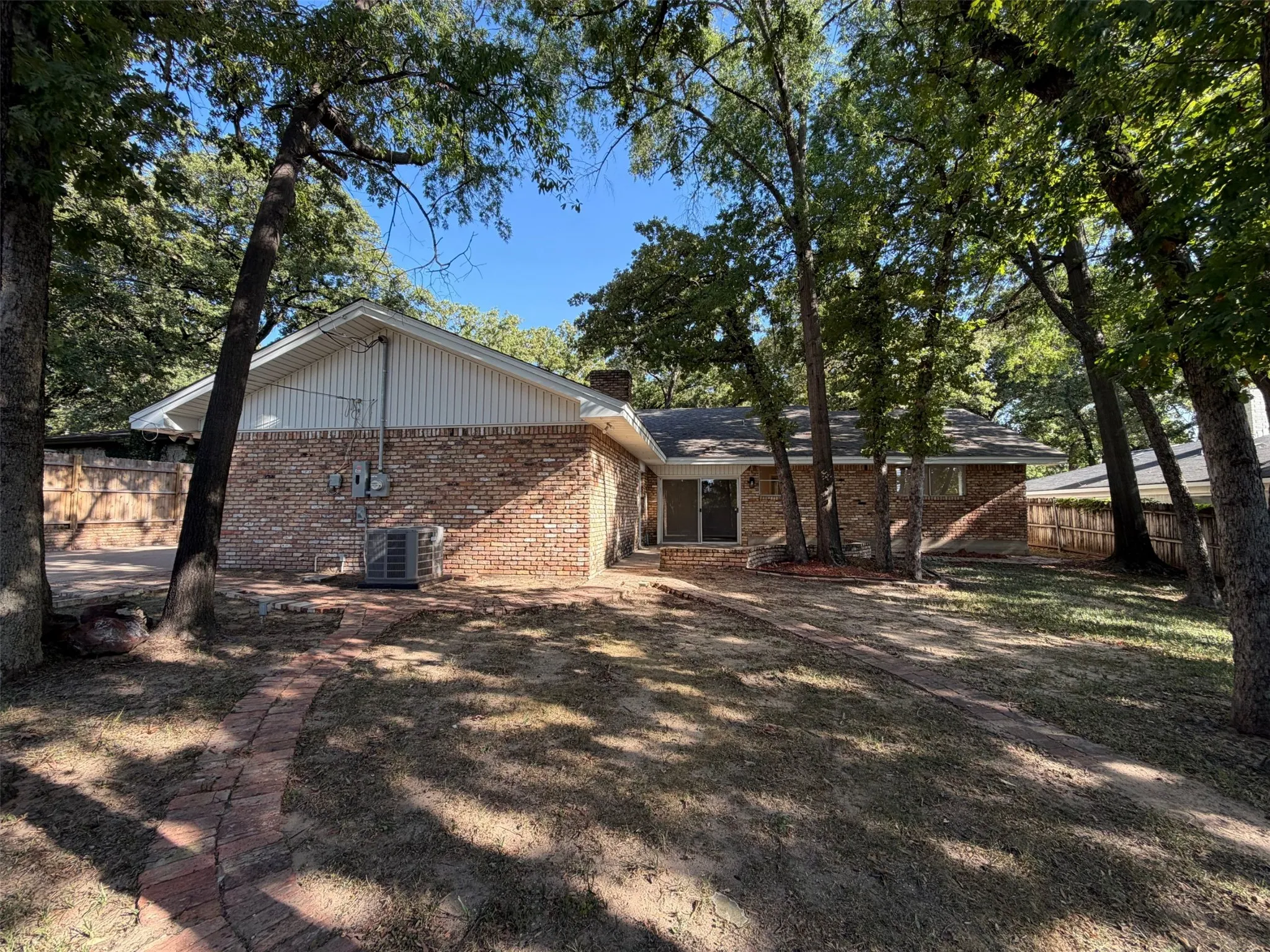 Single Family Residence For Sale in Tarrant County , 813 Wheelwood Drive, Hurst, Texas 76053, 3 Bedroom, 3 Bathroom, 2 Garage spaces, 2,015 Sqft, built in 1963, mls#21360341, Real Estate Agent in Hurst, Homes For Sale in Tarrant county, Homes For Sale in Hurst, Realtor in Hurst Texas, Real Estate Brokerage Independent Realty Texas, Luminita Cordes Realtor