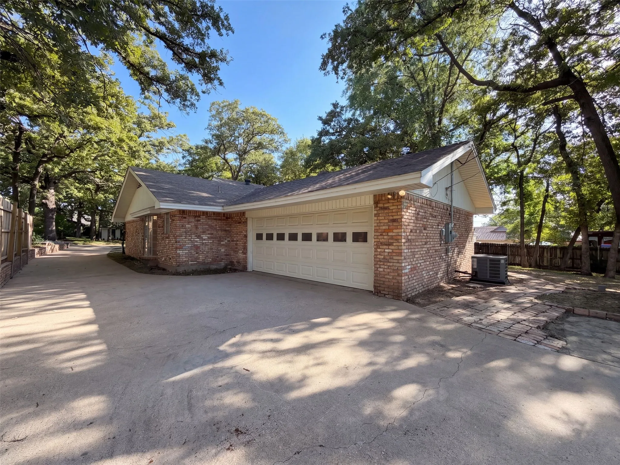 Single Family Residence For Sale in Tarrant County , 813 Wheelwood Drive, Hurst, Texas 76053, 3 Bedroom, 3 Bathroom, 2 Garage spaces, 2,015 Sqft, built in 1963, mls#21360341, Real Estate Agent in Hurst, Homes For Sale in Tarrant county, Homes For Sale in Hurst, Realtor in Hurst Texas, Real Estate Brokerage Independent Realty Texas, Luminita Cordes Realtor
