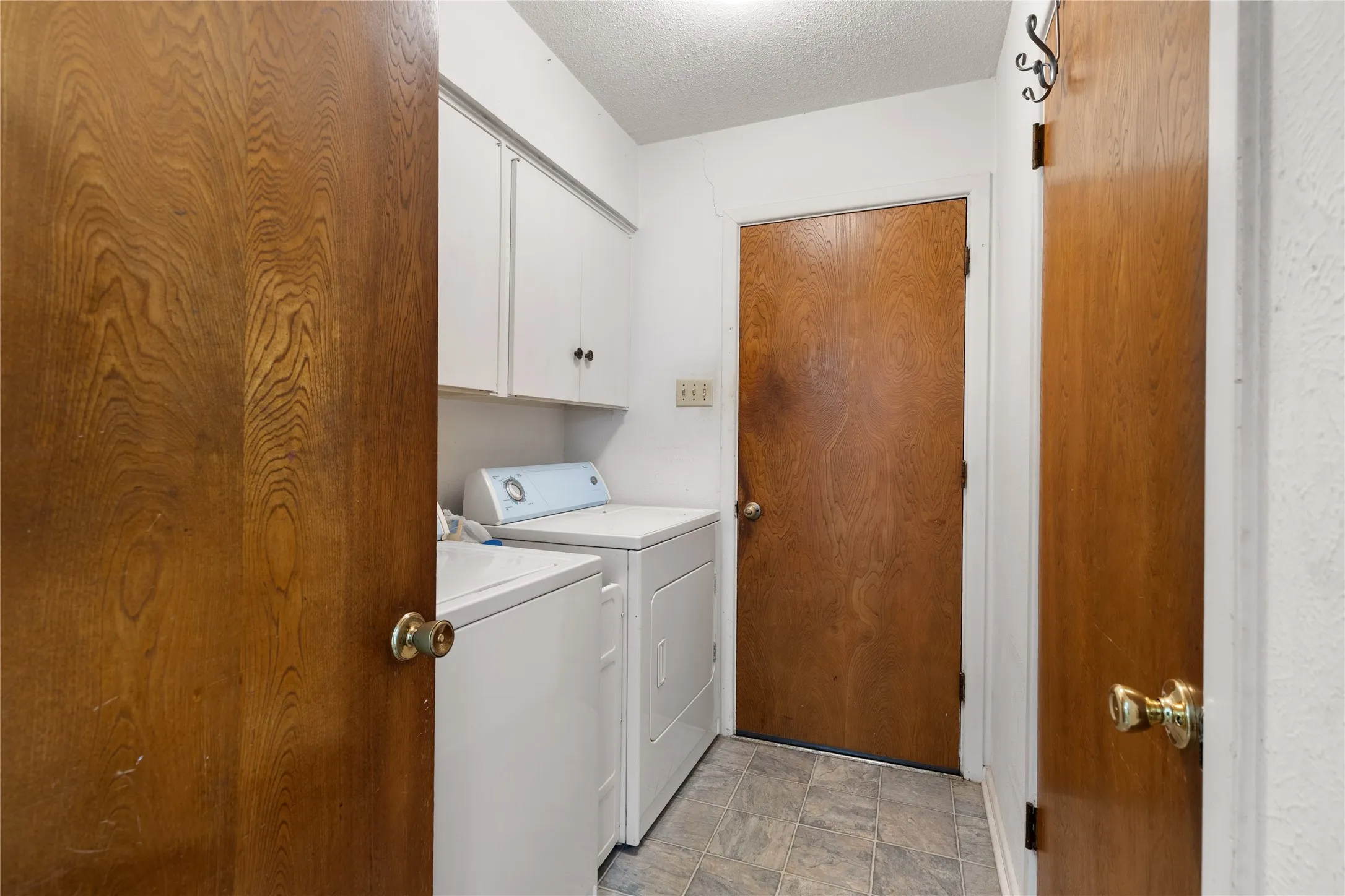 Single Family Residence For Rent in Dallas County , 4765 Stallcup Drive, Mesquite, Texas 75150, 5 Bedroom, 2 Bathroom, Garage spaces, 1,723 Sqft, built in 1966, mls#21360345, Real Estate Agent in Mesquite, Homes For Rent in Dallas county, Homes For Rent in Mesquite, Realtor in Mesquite Texas, Real Estate Brokerage Independent Realty Texas, Luminita Cordes Realtor