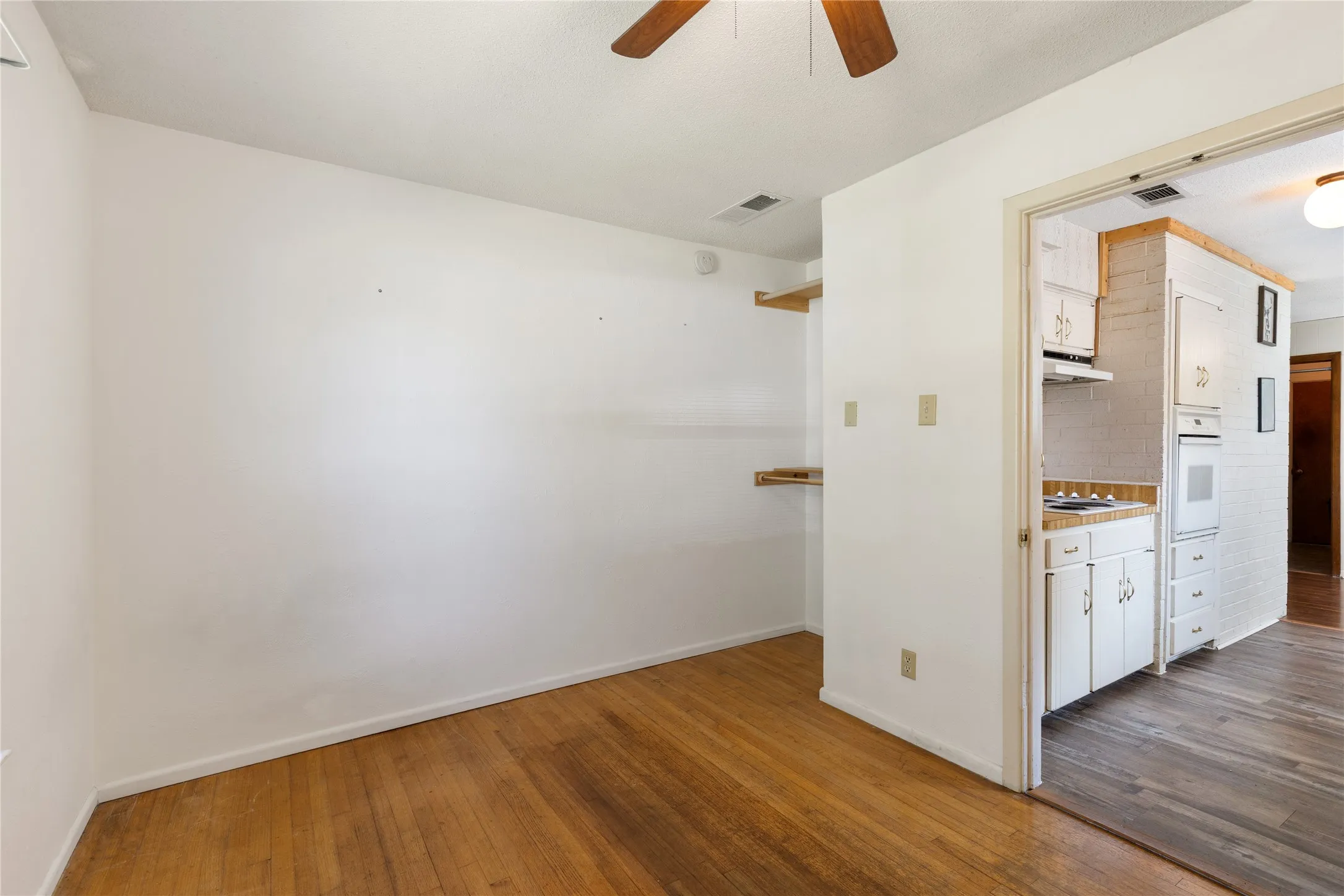 Single Family Residence For Rent in Dallas County , 4765 Stallcup Drive, Mesquite, Texas 75150, 5 Bedroom, 2 Bathroom, Garage spaces, 1,723 Sqft, built in 1966, mls#21360345, Real Estate Agent in Mesquite, Homes For Rent in Dallas county, Homes For Rent in Mesquite, Realtor in Mesquite Texas, Real Estate Brokerage Independent Realty Texas, Luminita Cordes Realtor