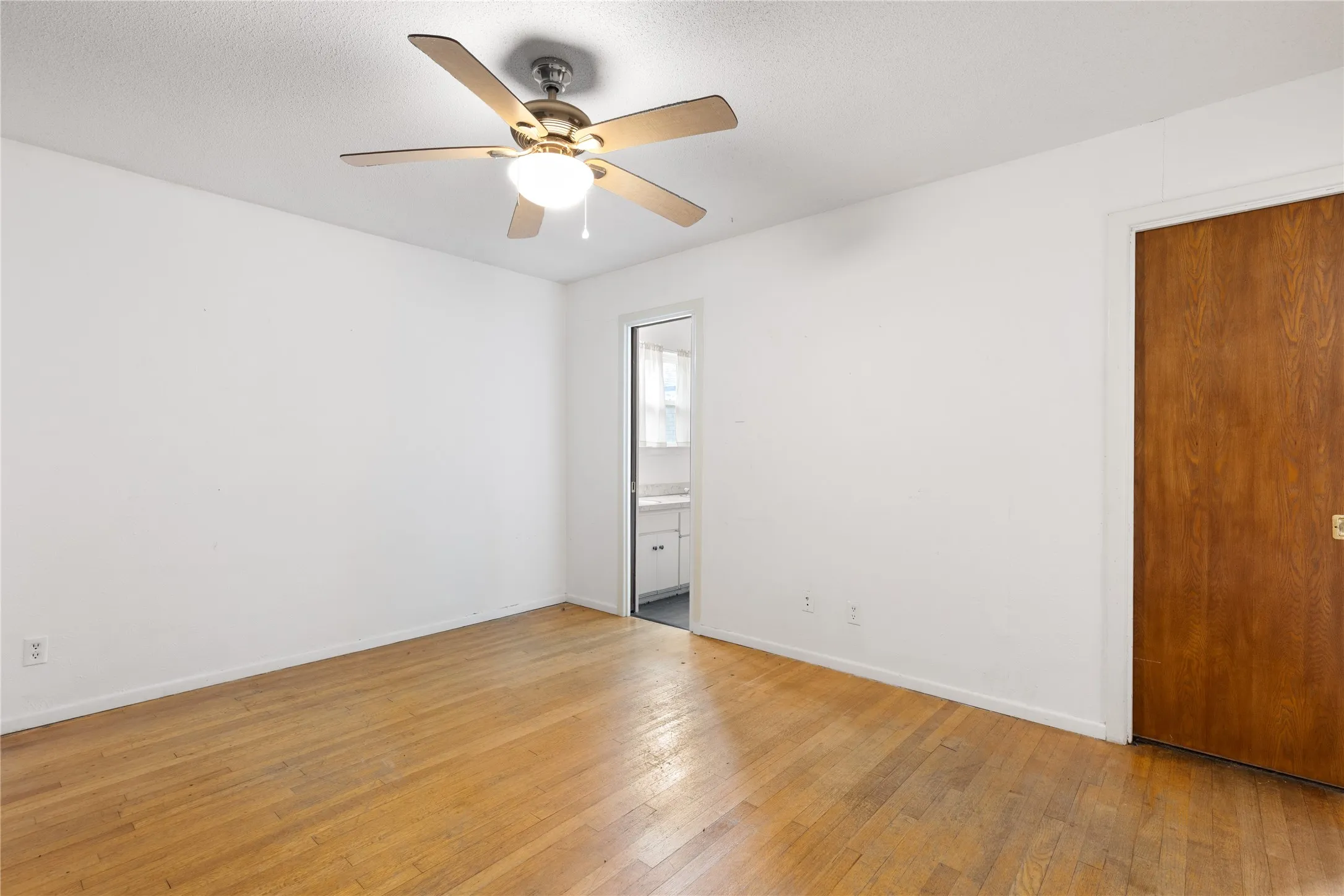 Single Family Residence For Rent in Dallas County , 4765 Stallcup Drive, Mesquite, Texas 75150, 5 Bedroom, 2 Bathroom, Garage spaces, 1,723 Sqft, built in 1966, mls#21360345, Real Estate Agent in Mesquite, Homes For Rent in Dallas county, Homes For Rent in Mesquite, Realtor in Mesquite Texas, Real Estate Brokerage Independent Realty Texas, Luminita Cordes Realtor