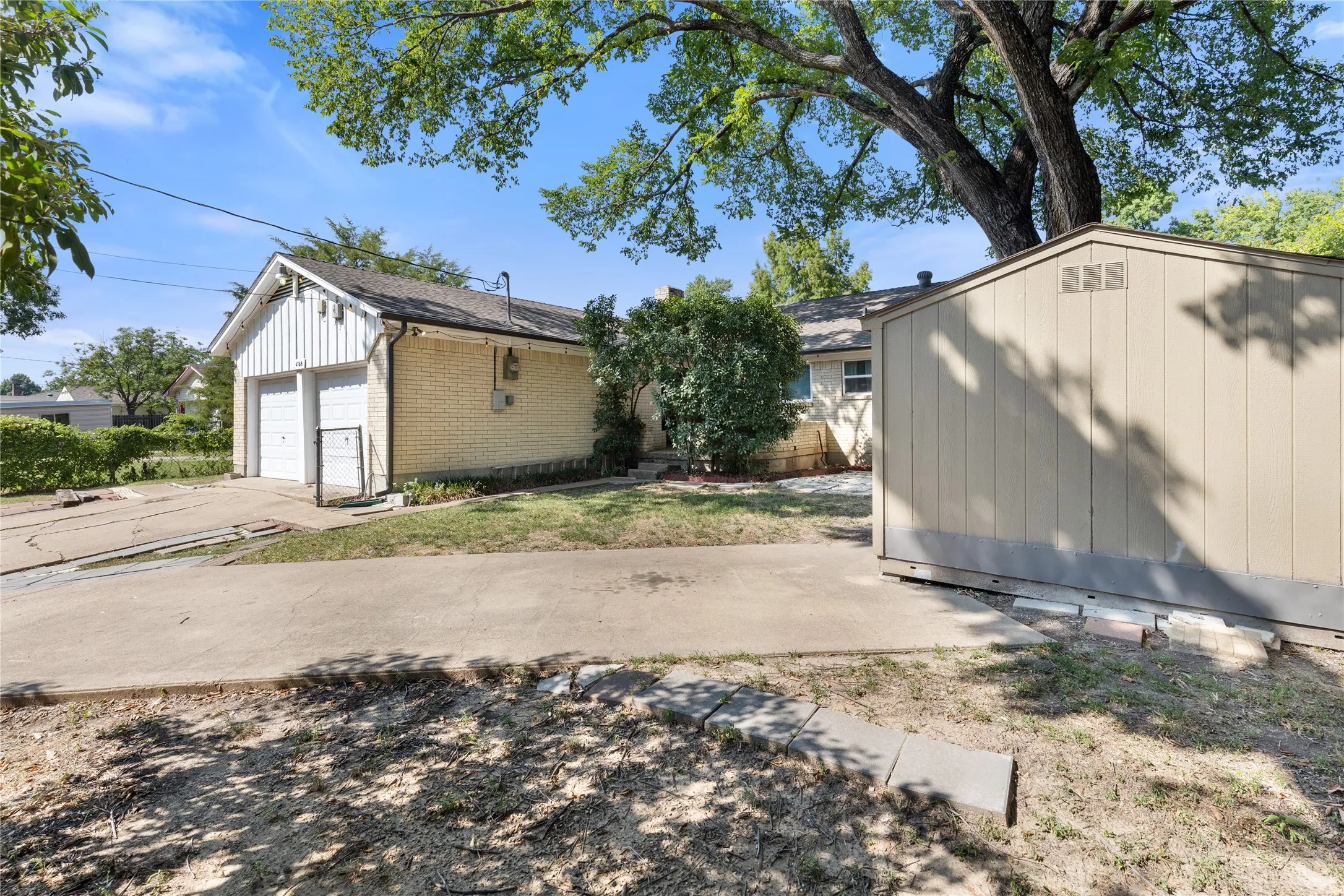Single Family Residence For Rent in Dallas County , 4765 Stallcup Drive, Mesquite, Texas 75150, 5 Bedroom, 2 Bathroom, Garage spaces, 1,723 Sqft, built in 1966, mls#21360345, Real Estate Agent in Mesquite, Homes For Rent in Dallas county, Homes For Rent in Mesquite, Realtor in Mesquite Texas, Real Estate Brokerage Independent Realty Texas, Luminita Cordes Realtor
