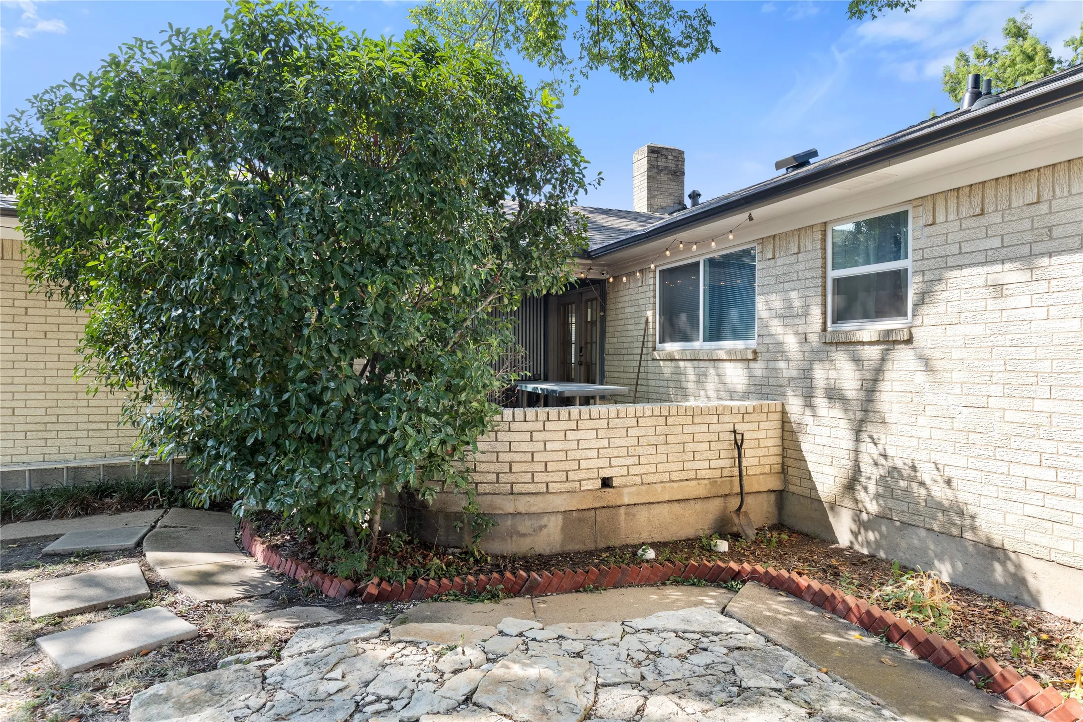 Single Family Residence For Rent in Dallas County , 4765 Stallcup Drive, Mesquite, Texas 75150, 5 Bedroom, 2 Bathroom, Garage spaces, 1,723 Sqft, built in 1966, mls#21360345, Real Estate Agent in Mesquite, Homes For Rent in Dallas county, Homes For Rent in Mesquite, Realtor in Mesquite Texas, Real Estate Brokerage Independent Realty Texas, Luminita Cordes Realtor