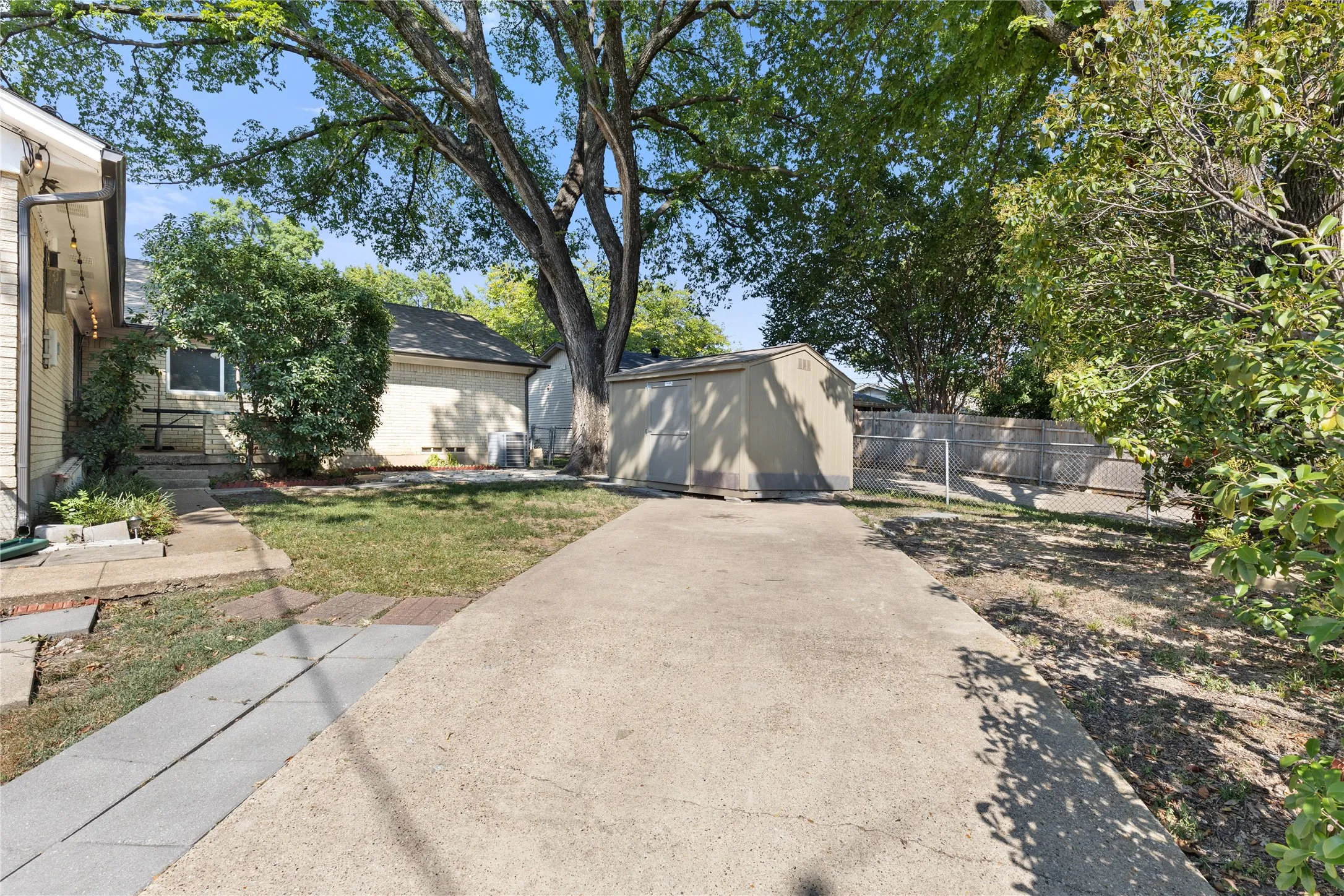 Single Family Residence For Rent in Dallas County , 4765 Stallcup Drive, Mesquite, Texas 75150, 5 Bedroom, 2 Bathroom, Garage spaces, 1,723 Sqft, built in 1966, mls#21360345, Real Estate Agent in Mesquite, Homes For Rent in Dallas county, Homes For Rent in Mesquite, Realtor in Mesquite Texas, Real Estate Brokerage Independent Realty Texas, Luminita Cordes Realtor