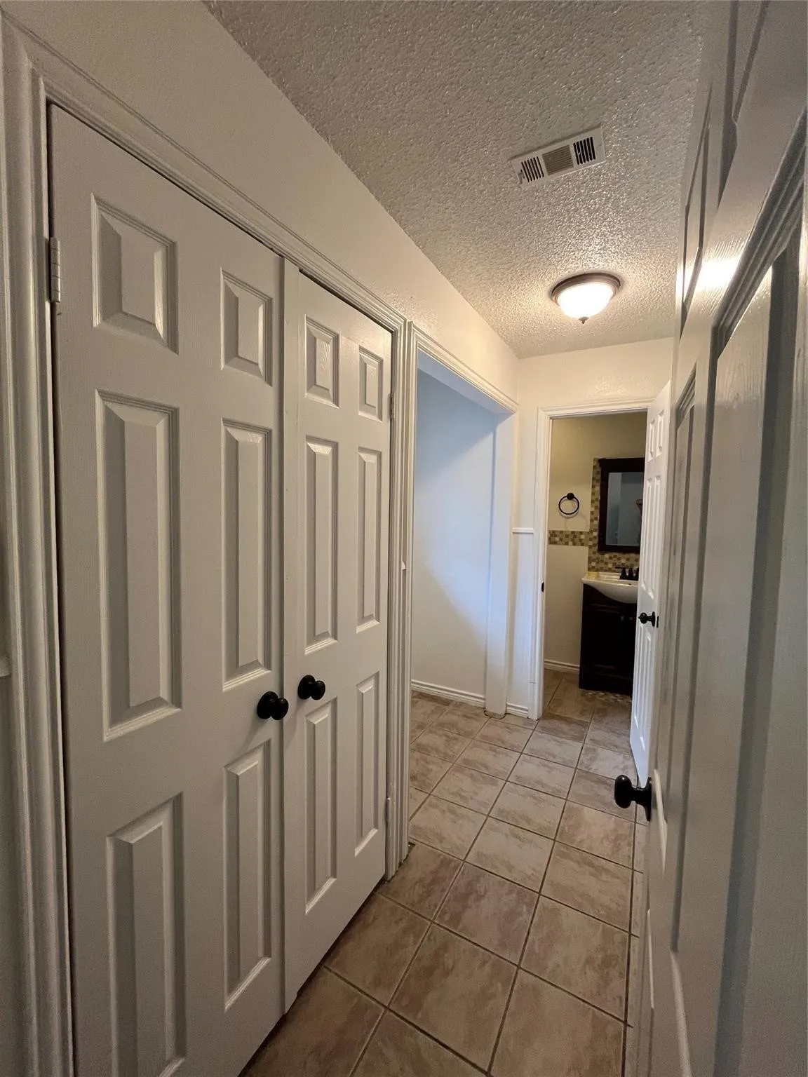 Single Family Residence For Sale in Hunt County , 9644 Deer Park, Quinlan, Texas 75474, 3 Bedroom, 3 Bathroom, 2 Garage spaces, 1,812 Sqft, built in 1986, Price $394,900, mls#21360354, Real Estate Agent in Quinlan, Homes For Sale in Hunt county, Homes For Sale in Quinlan, Realtor in Quinlan Texas, Real Estate Brokerage Independent Realty Texas, Luminita Cordes Realtor