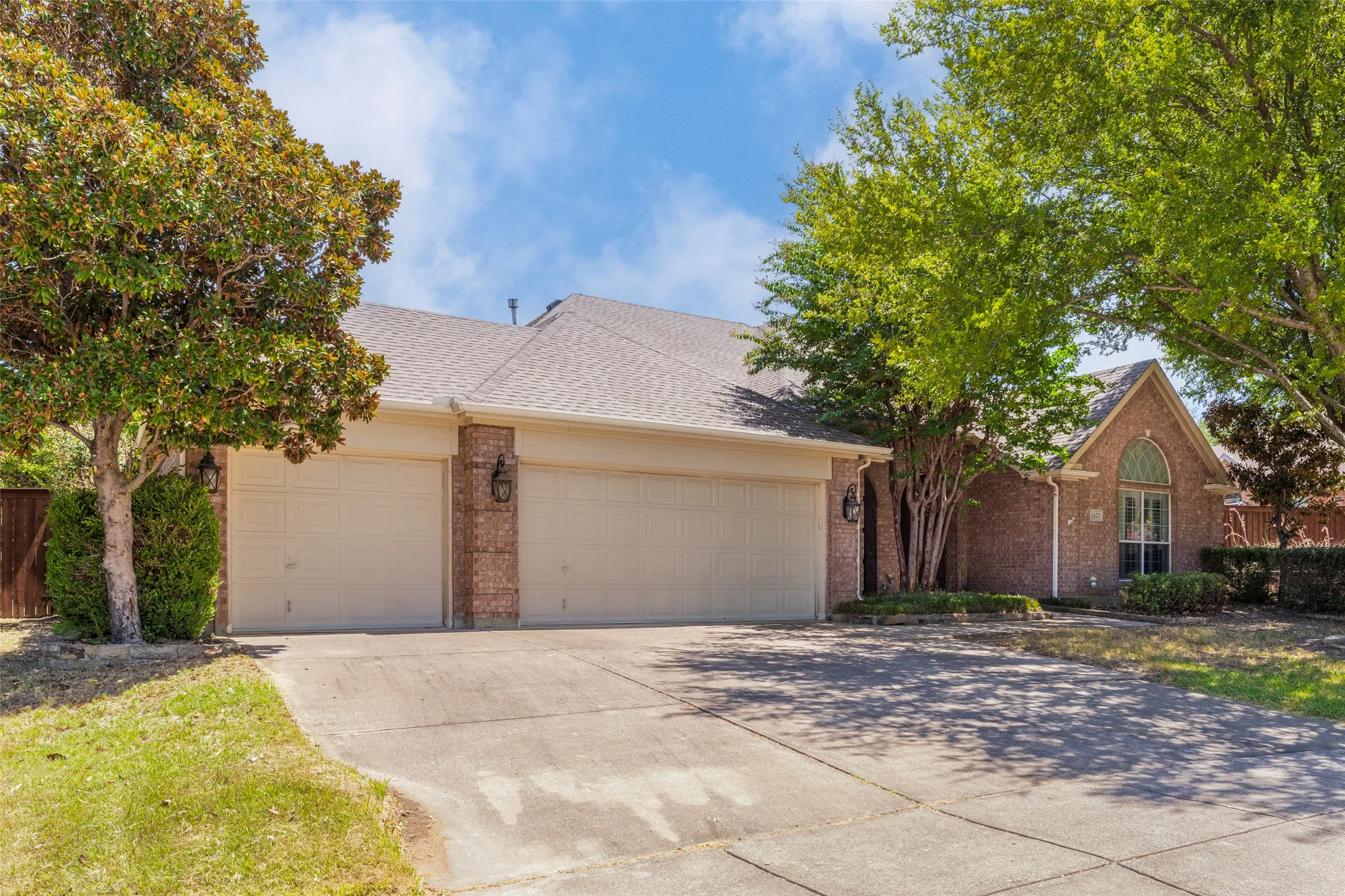 Single Family Residence For Sale in Tarrant County , 1620 Babbling Brook Drive, Grand Prairie, Texas 75050, 4 Bedroom, 2 Bathroom, 3 Garage spaces, 2,484 Sqft, built in 2002, mls#21360028, Real Estate Agent in Grand Prairie, Homes For Sale in Tarrant county, Homes For Sale in Grand Prairie, Realtor in Grand Prairie Texas, Real Estate Brokerage Independent Realty Texas, Luminita Cordes Realtor