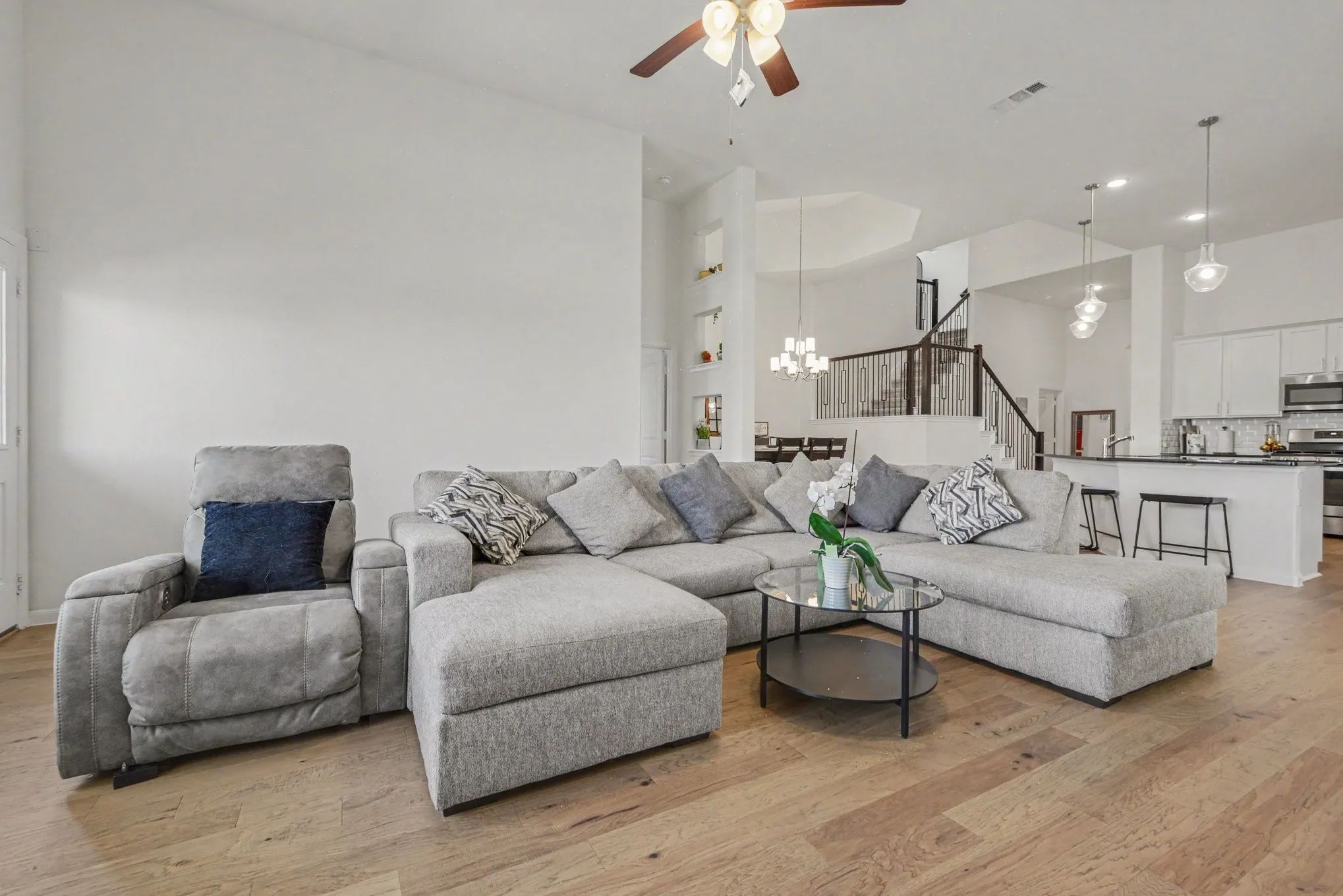Soaring ceiling with ceiling fan light fixture
