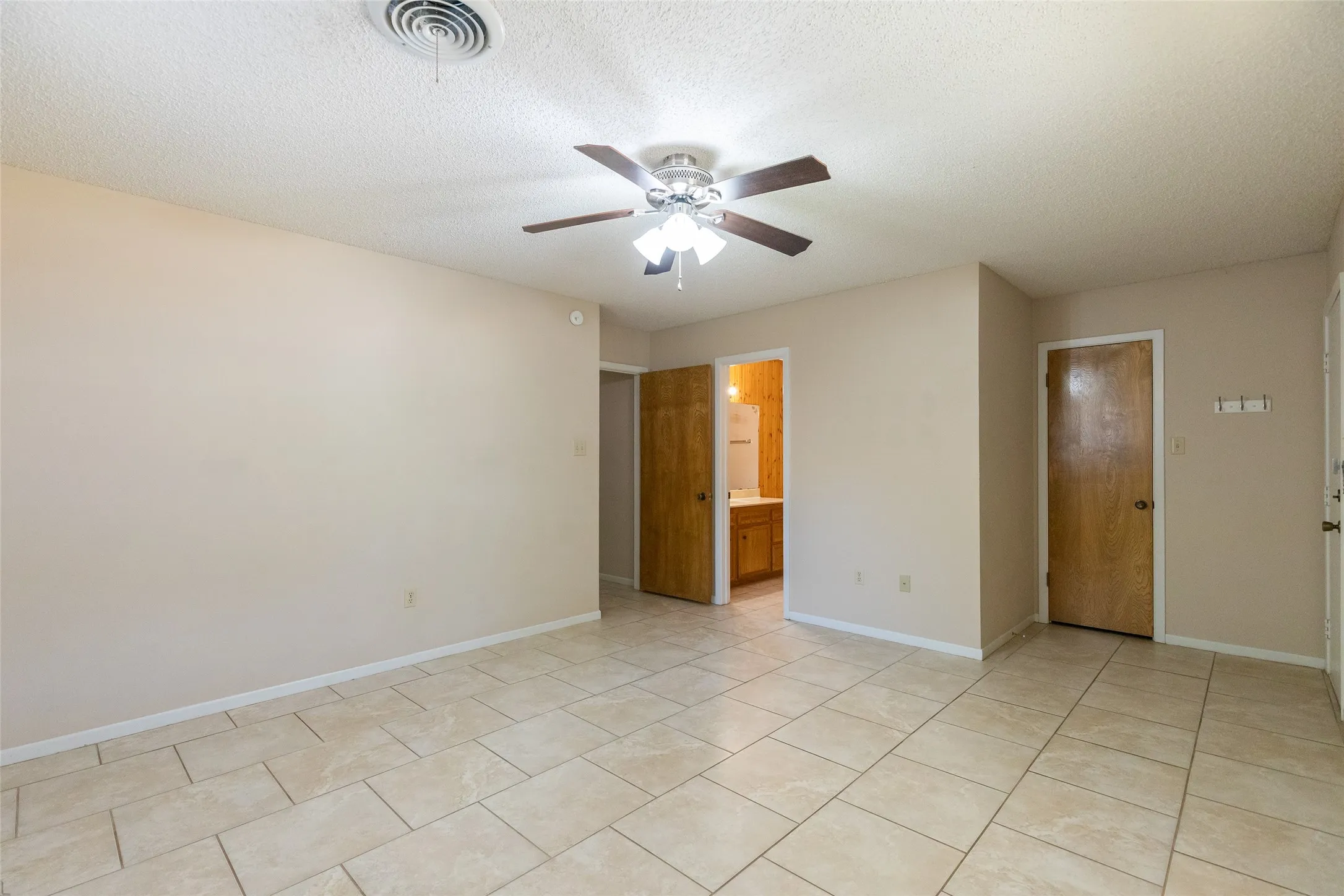 Single Family Residence For Sale in Taylor County , 1509 Westheimer Road, Abilene, Texas 79601, 2 Bedroom, 2 Bathroom, 1 Garage spaces, 1,104 Sqft, built in 1984, mls#21360139, Real Estate Agent in Abilene, Homes For Sale in Taylor county, Homes For Sale in Abilene, Realtor in Abilene Texas, Real Estate Brokerage Independent Realty Texas, Luminita Cordes Realtor