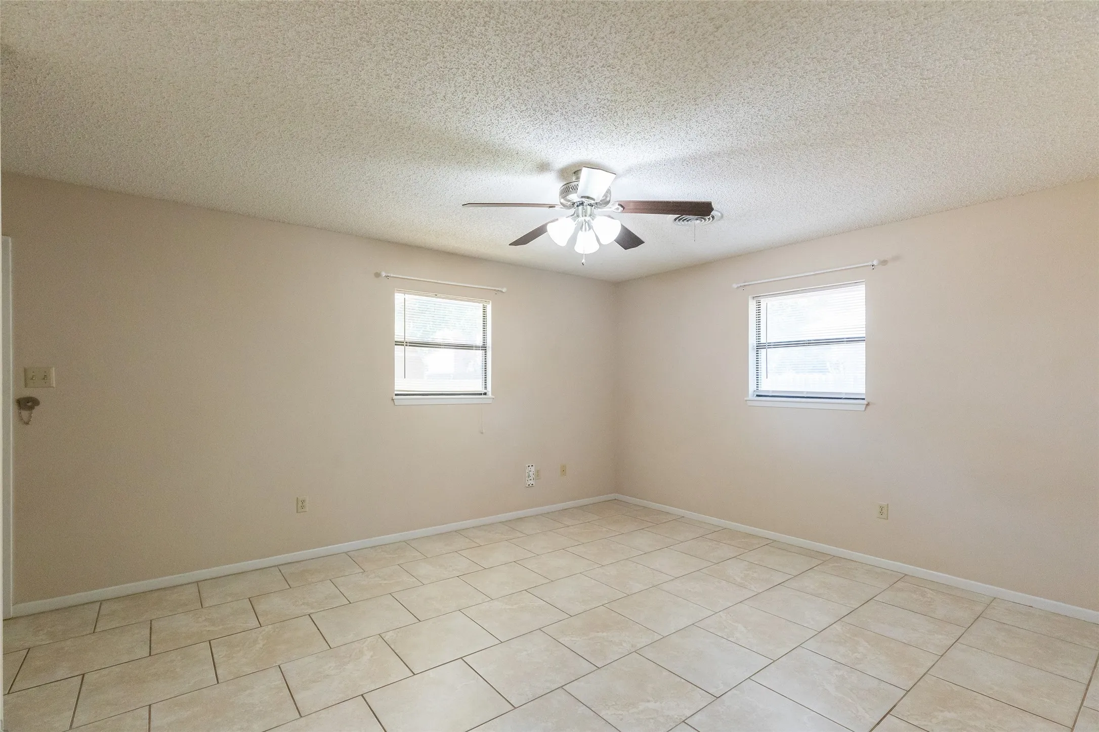 Single Family Residence For Sale in Taylor County , 1509 Westheimer Road, Abilene, Texas 79601, 2 Bedroom, 2 Bathroom, 1 Garage spaces, 1,104 Sqft, built in 1984, mls#21360139, Real Estate Agent in Abilene, Homes For Sale in Taylor county, Homes For Sale in Abilene, Realtor in Abilene Texas, Real Estate Brokerage Independent Realty Texas, Luminita Cordes Realtor