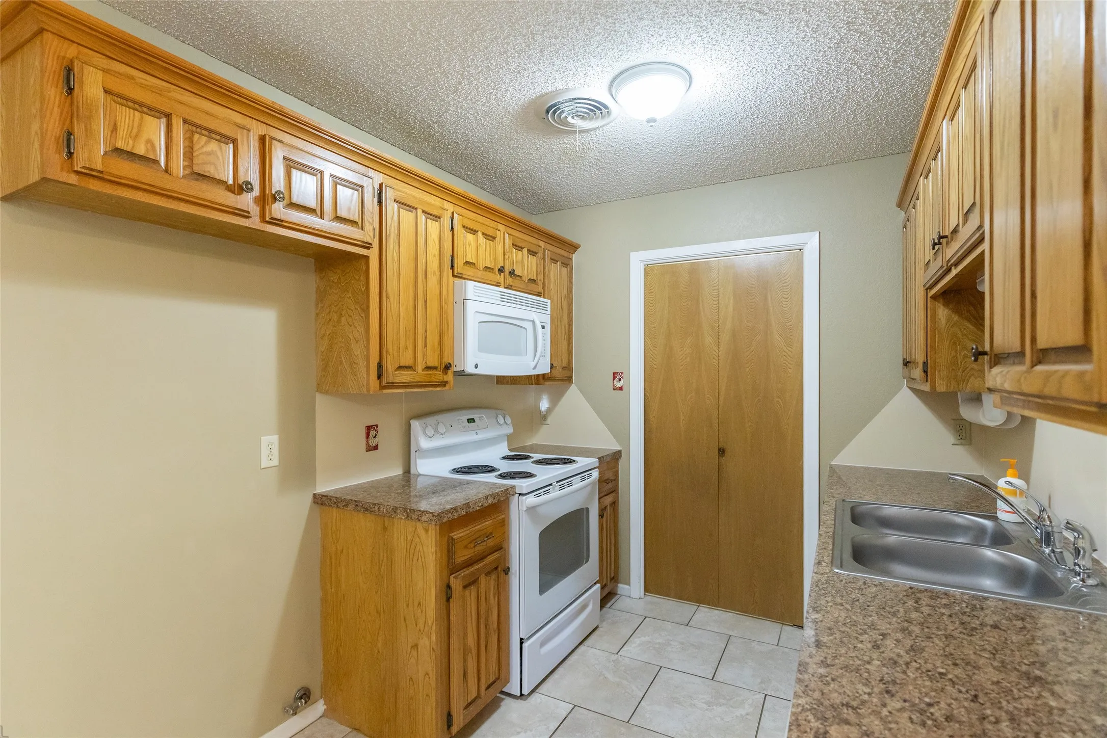 Single Family Residence For Sale in Taylor County , 1509 Westheimer Road, Abilene, Texas 79601, 2 Bedroom, 2 Bathroom, 1 Garage spaces, 1,104 Sqft, built in 1984, mls#21360139, Real Estate Agent in Abilene, Homes For Sale in Taylor county, Homes For Sale in Abilene, Realtor in Abilene Texas, Real Estate Brokerage Independent Realty Texas, Luminita Cordes Realtor