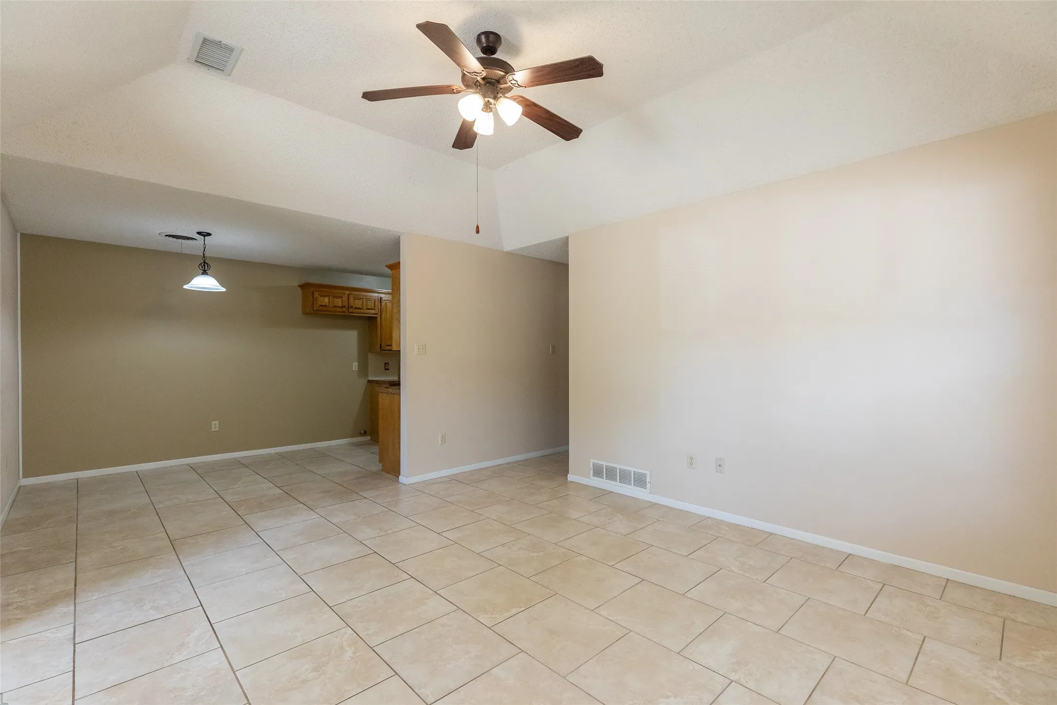 Single Family Residence For Sale in Taylor County , 1509 Westheimer Road, Abilene, Texas 79601, 2 Bedroom, 2 Bathroom, 1 Garage spaces, 1,104 Sqft, built in 1984, mls#21360139, Real Estate Agent in Abilene, Homes For Sale in Taylor county, Homes For Sale in Abilene, Realtor in Abilene Texas, Real Estate Brokerage Independent Realty Texas, Luminita Cordes Realtor