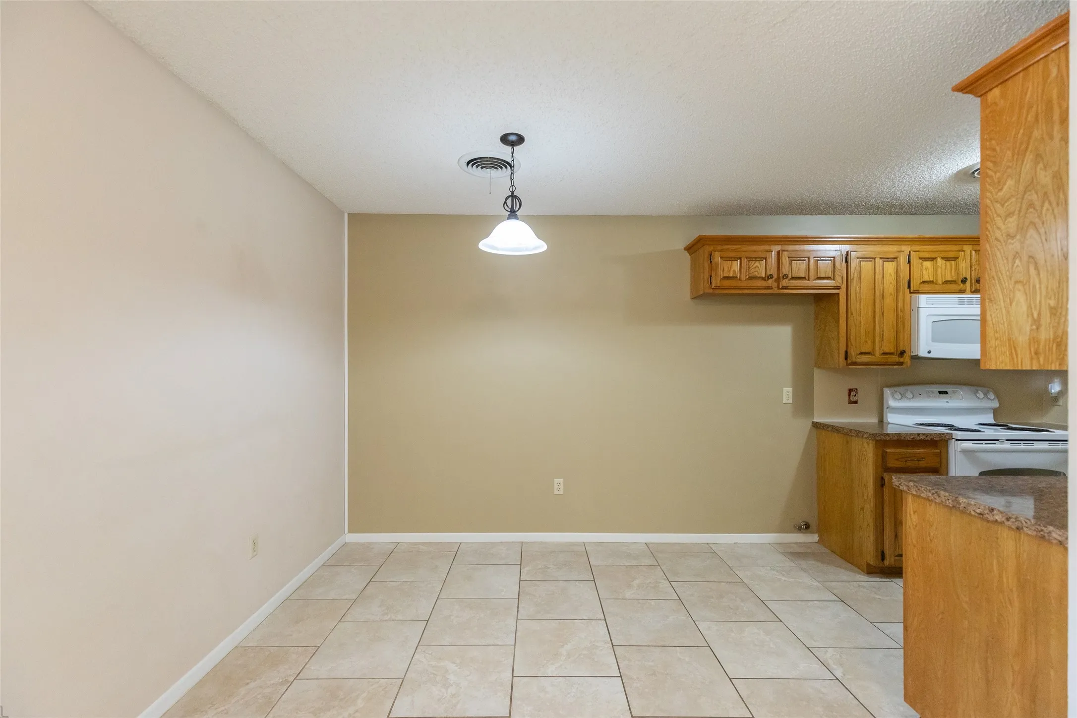 Single Family Residence For Sale in Taylor County , 1509 Westheimer Road, Abilene, Texas 79601, 2 Bedroom, 2 Bathroom, 1 Garage spaces, 1,104 Sqft, built in 1984, mls#21360139, Real Estate Agent in Abilene, Homes For Sale in Taylor county, Homes For Sale in Abilene, Realtor in Abilene Texas, Real Estate Brokerage Independent Realty Texas, Luminita Cordes Realtor