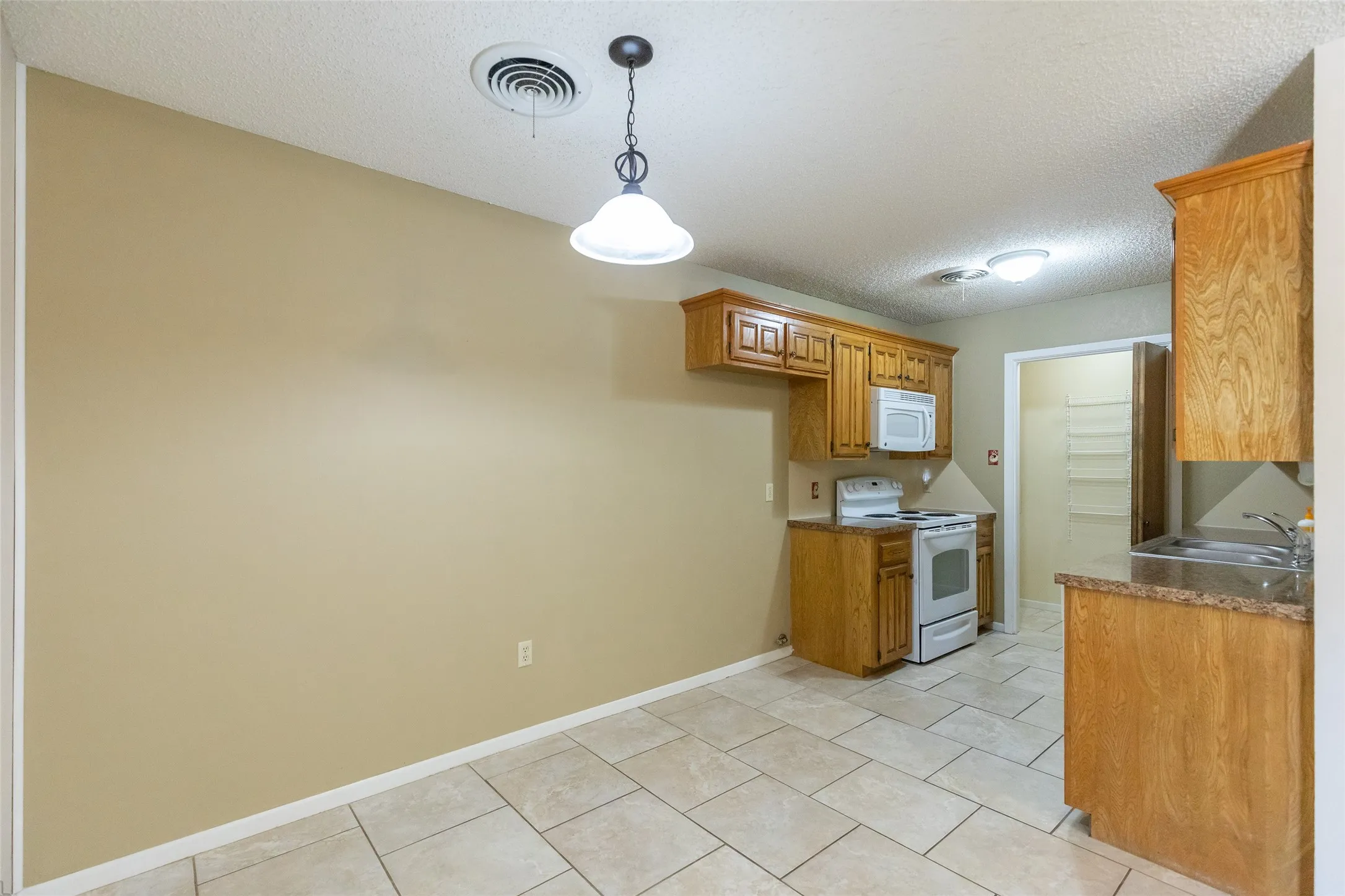 Single Family Residence For Sale in Taylor County , 1509 Westheimer Road, Abilene, Texas 79601, 2 Bedroom, 2 Bathroom, 1 Garage spaces, 1,104 Sqft, built in 1984, mls#21360139, Real Estate Agent in Abilene, Homes For Sale in Taylor county, Homes For Sale in Abilene, Realtor in Abilene Texas, Real Estate Brokerage Independent Realty Texas, Luminita Cordes Realtor