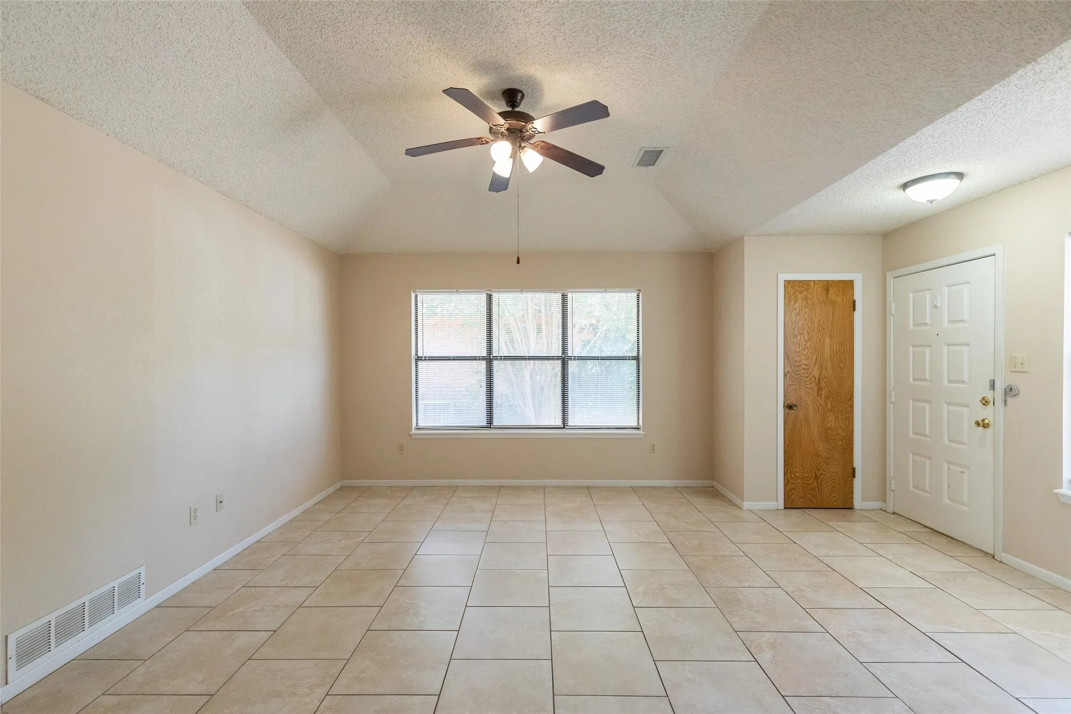 Single Family Residence For Sale in Taylor County , 1509 Westheimer Road, Abilene, Texas 79601, 2 Bedroom, 2 Bathroom, 1 Garage spaces, 1,104 Sqft, built in 1984, mls#21360139, Real Estate Agent in Abilene, Homes For Sale in Taylor county, Homes For Sale in Abilene, Realtor in Abilene Texas, Real Estate Brokerage Independent Realty Texas, Luminita Cordes Realtor
