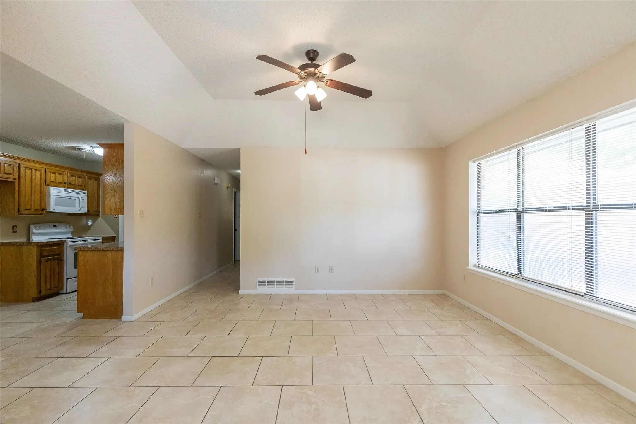 Single Family Residence For Sale in Taylor County , 1509 Westheimer Road, Abilene, Texas 79601, 2 Bedroom, 2 Bathroom, 1 Garage spaces, 1,104 Sqft, built in 1984, mls#21360139, Real Estate Agent in Abilene, Homes For Sale in Taylor county, Homes For Sale in Abilene, Realtor in Abilene Texas, Real Estate Brokerage Independent Realty Texas, Luminita Cordes Realtor