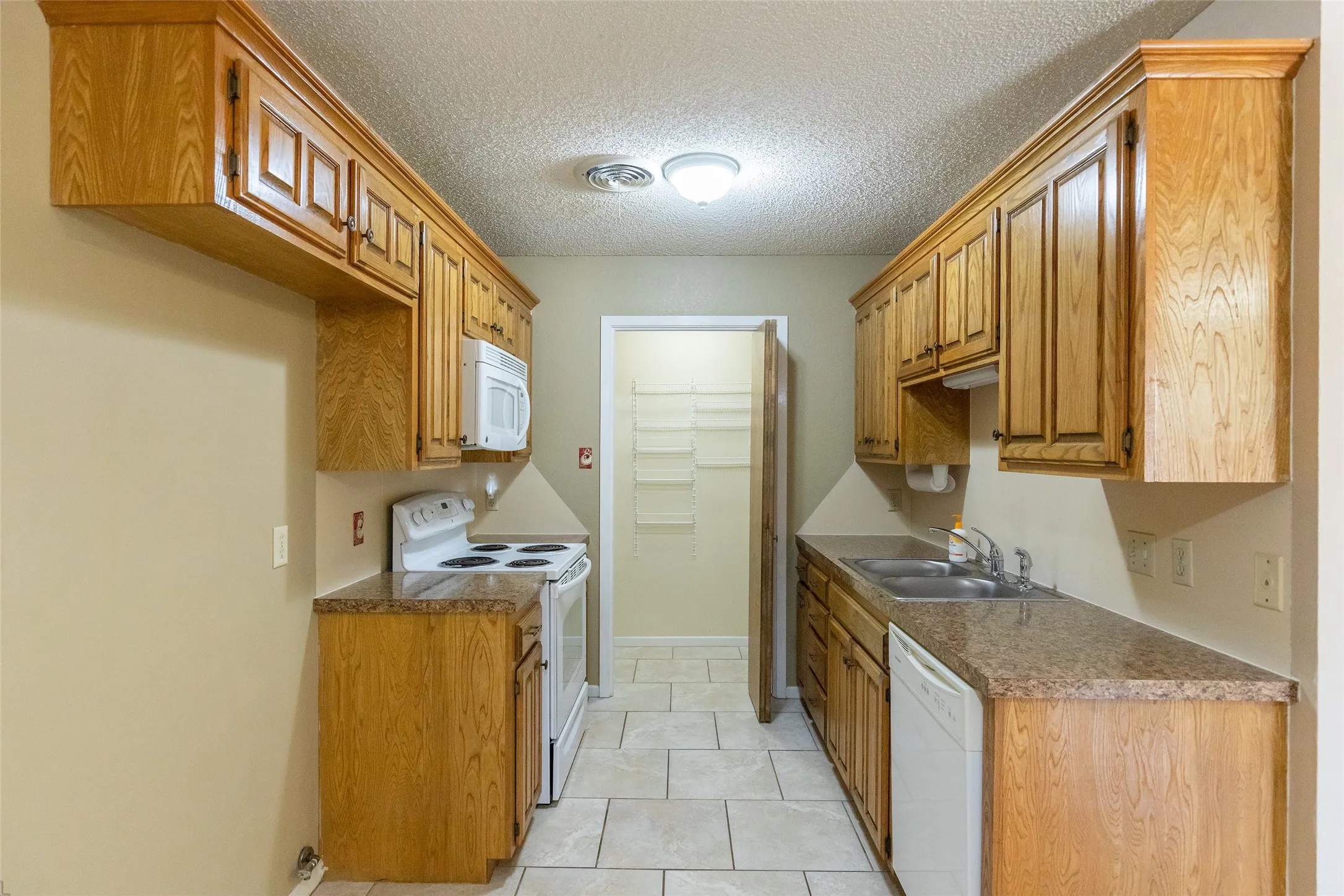 Single Family Residence For Sale in Taylor County , 1509 Westheimer Road, Abilene, Texas 79601, 2 Bedroom, 2 Bathroom, 1 Garage spaces, 1,104 Sqft, built in 1984, mls#21360139, Real Estate Agent in Abilene, Homes For Sale in Taylor county, Homes For Sale in Abilene, Realtor in Abilene Texas, Real Estate Brokerage Independent Realty Texas, Luminita Cordes Realtor
